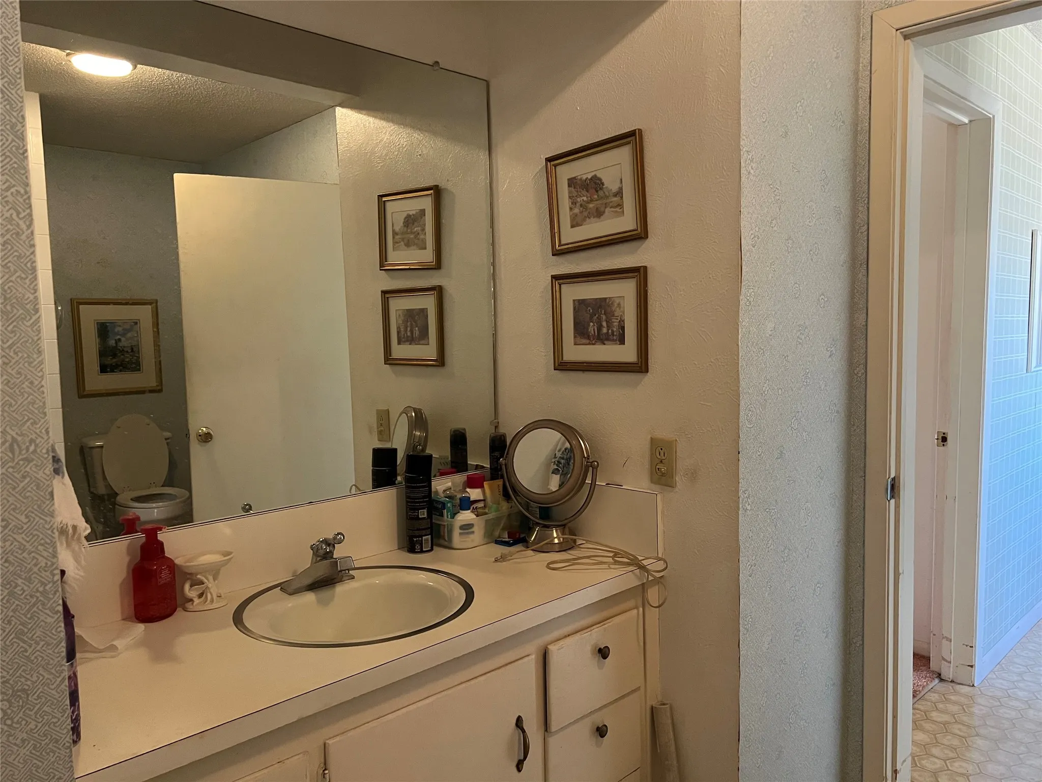 Single Family Residence For Sale in Clay County , 316 E Spring Street, Henrietta, Texas 76365, 2 Bedroom, 2 Bathroom, 2 Garage spaces, 1,810 Sqft, built in 1960, mls#21191992, Real Estate Agent in Henrietta, Homes For Sale in Clay county, Homes For Sale in Henrietta, Realtor in Henrietta Texas, Real Estate Brokerage Independent Realty Texas, Luminita Cordes Realtor