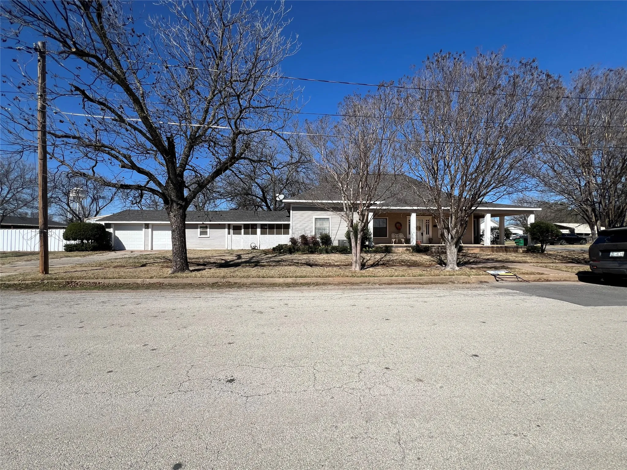 Single Family Residence For Sale in Clay County , 316 E Spring Street, Henrietta, Texas 76365, 2 Bedroom, 2 Bathroom, 2 Garage spaces, 1,810 Sqft, built in 1960, mls#21191992, Real Estate Agent in Henrietta, Homes For Sale in Clay county, Homes For Sale in Henrietta, Realtor in Henrietta Texas, Real Estate Brokerage Independent Realty Texas, Luminita Cordes Realtor