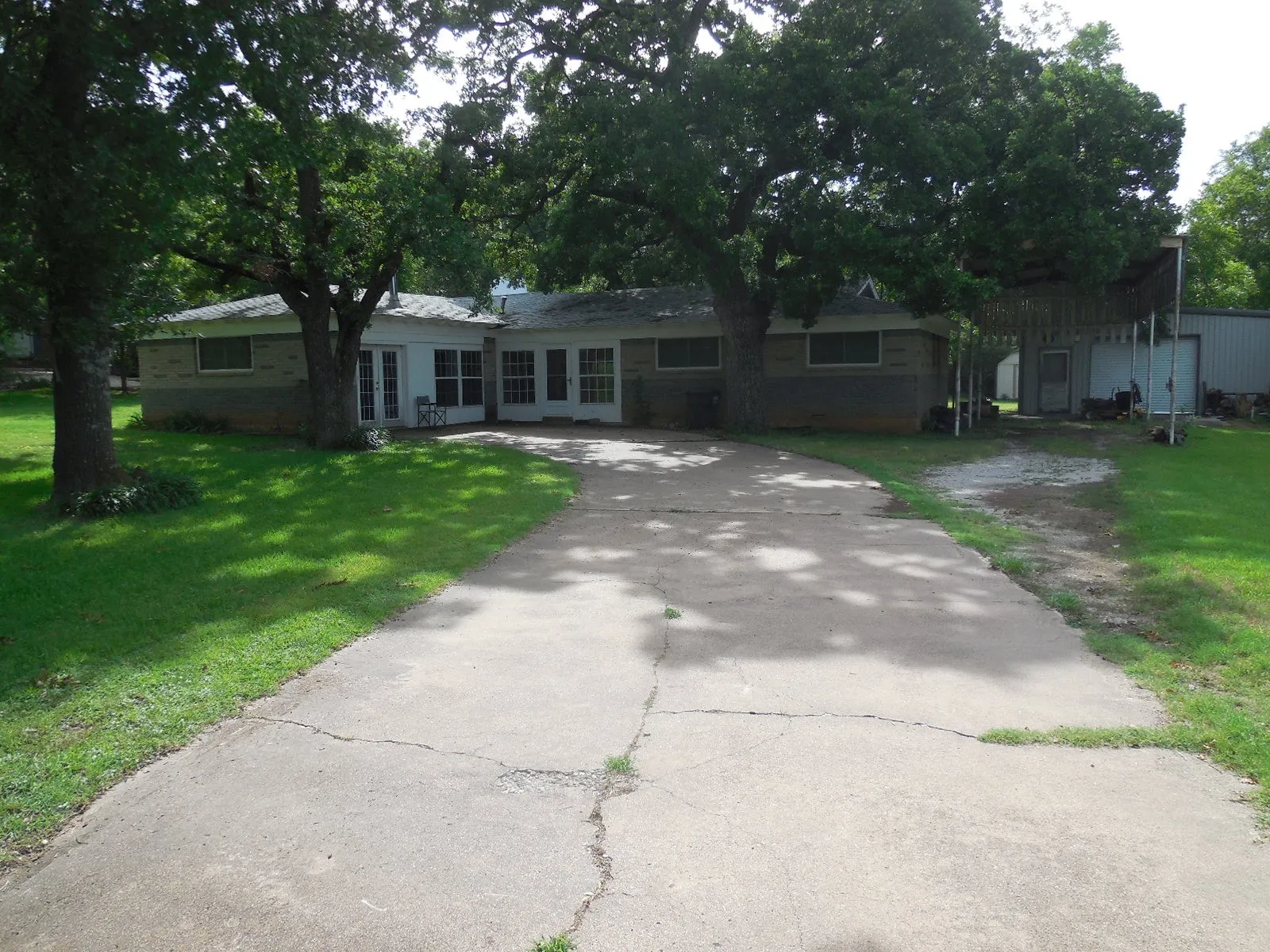 Single Family Residence For Sale in Eastland County , 209 Breckenridge Highway, Ranger, Texas 76470, 3 Bedroom, 2 Bathroom, 1 Garage spaces, 2,034 Sqft, built in 1960, mls#21192115, Real Estate Agent in Ranger, Homes For Sale in Eastland county, Homes For Sale in Ranger, Realtor in Ranger Texas, Real Estate Brokerage Independent Realty Texas, Luminita Cordes Realtor