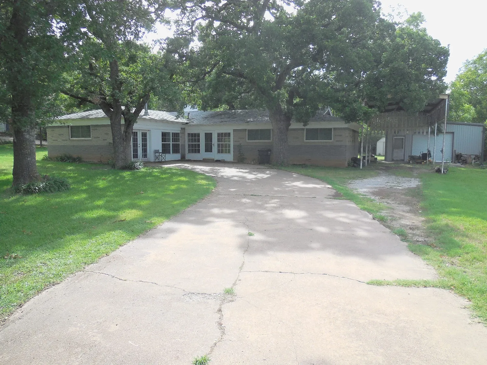 Single Family Residence For Sale in Eastland County , 209 Breckenridge Highway, Ranger, Texas 76470, 3 Bedroom, 2 Bathroom, 1 Garage spaces, 2,034 Sqft, built in 1960, mls#21192115, Real Estate Agent in Ranger, Homes For Sale in Eastland county, Homes For Sale in Ranger, Realtor in Ranger Texas, Real Estate Brokerage Independent Realty Texas, Luminita Cordes Realtor