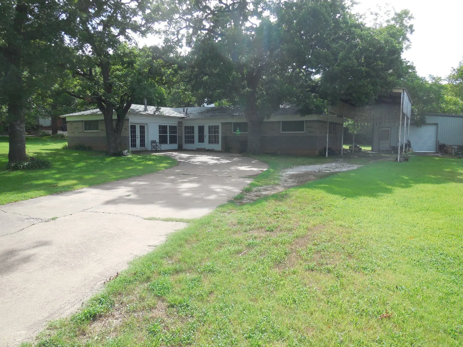Single Family Residence For Sale in Eastland County , 209 Breckenridge Highway, Ranger, Texas 76470, 3 Bedroom, 2 Bathroom, 1 Garage spaces, 2,034 Sqft, built in 1960, mls#21192115, Real Estate Agent in Ranger, Homes For Sale in Eastland county, Homes For Sale in Ranger, Realtor in Ranger Texas, Real Estate Brokerage Independent Realty Texas, Luminita Cordes Realtor