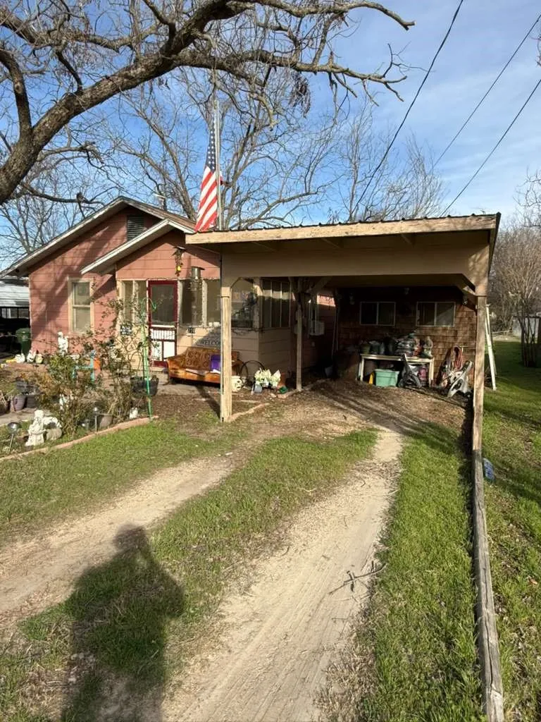 Single Family Residence For Sale in Bosque County , 710 Whitney Street, Morgan, Texas 76671, 3 Bedroom, 1 Bathroom, Garage spaces, 1,008 Sqft, built in 1955, mls#21190301, Real Estate Agent in Morgan, Homes For Sale in Bosque county, Homes For Sale in Morgan, Realtor in Morgan Texas, Real Estate Brokerage Independent Realty Texas, Luminita Cordes Realtor