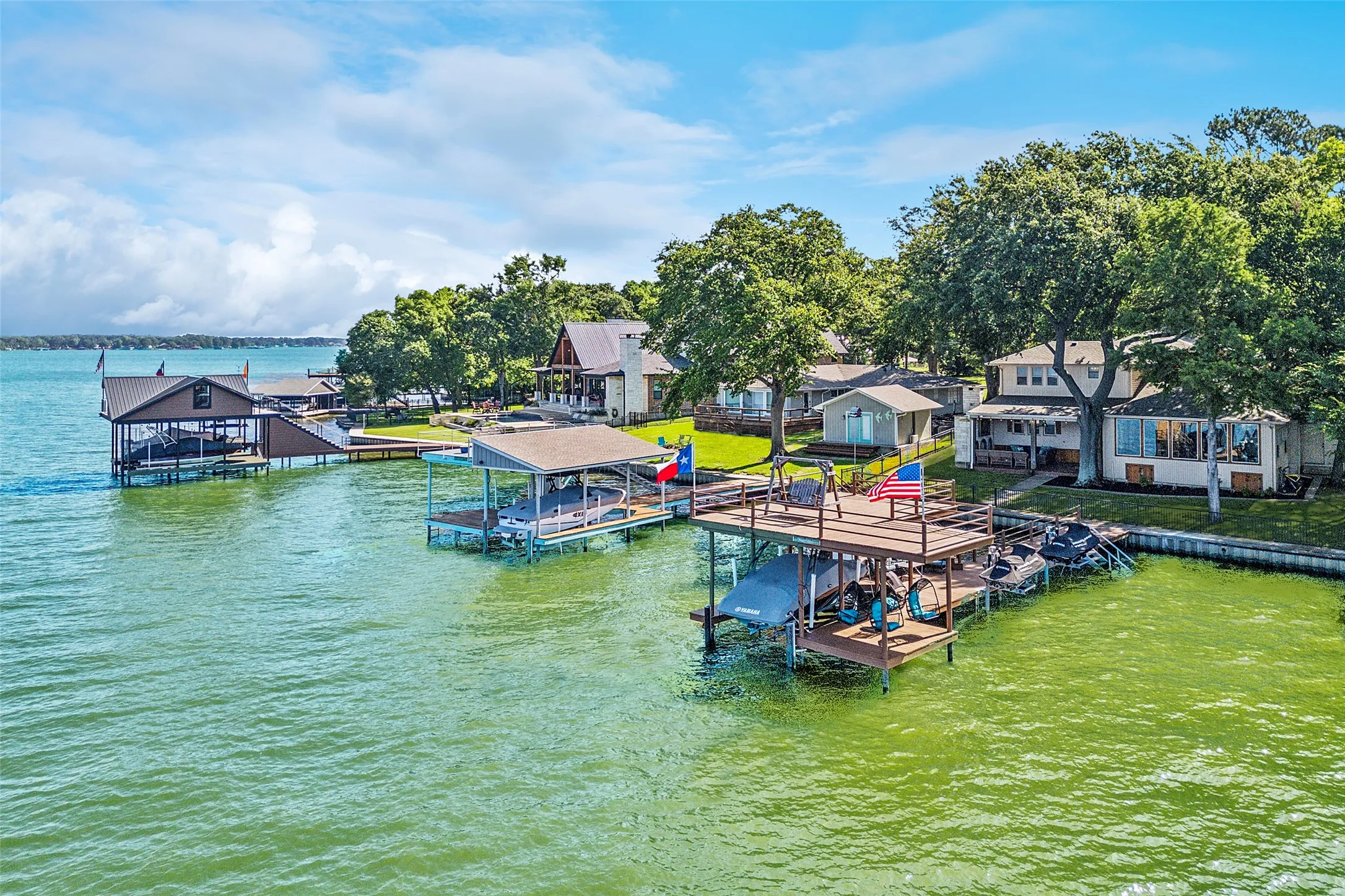 Single Family Residence For Sale in Henderson County , 142 Peninsula Point Terrace, Mabank, Texas 75156, 5 Bedroom, 4 Bathroom, Garage spaces, 3,160 Sqft, built in 1985, Preowned, mls#21177841, Real Estate Agent in Mabank, Homes For Sale in Henderson county, Homes For Sale in Mabank, Realtor in Mabank Texas, Real Estate Brokerage Independent Realty Texas, Luminita Cordes Realtor