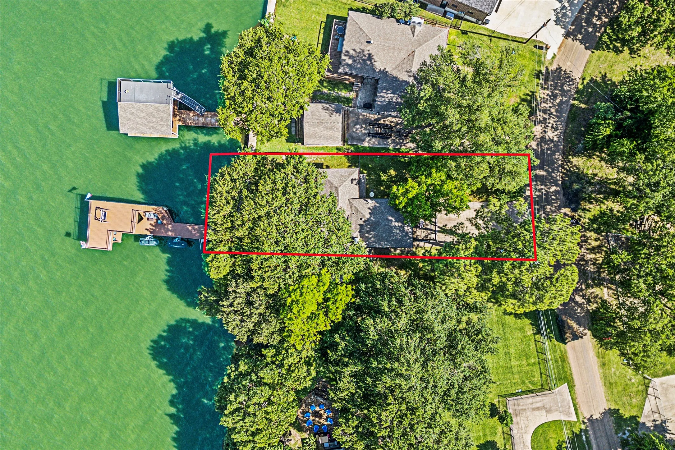Single Family Residence For Sale in Henderson County , 142 Peninsula Point Terrace, Mabank, Texas 75156, 5 Bedroom, 4 Bathroom, Garage spaces, 3,160 Sqft, built in 1985, Preowned, mls#21177841, Real Estate Agent in Mabank, Homes For Sale in Henderson county, Homes For Sale in Mabank, Realtor in Mabank Texas, Real Estate Brokerage Independent Realty Texas, Luminita Cordes Realtor
