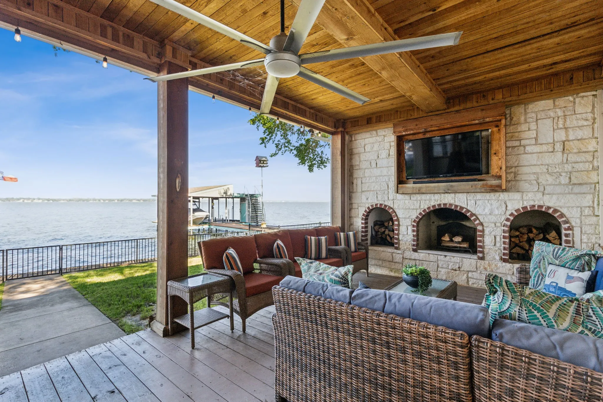 Single Family Residence For Sale in Henderson County , 142 Peninsula Point Terrace, Mabank, Texas 75156, 5 Bedroom, 4 Bathroom, Garage spaces, 3,160 Sqft, built in 1985, Preowned, mls#21177841, Real Estate Agent in Mabank, Homes For Sale in Henderson county, Homes For Sale in Mabank, Realtor in Mabank Texas, Real Estate Brokerage Independent Realty Texas, Luminita Cordes Realtor