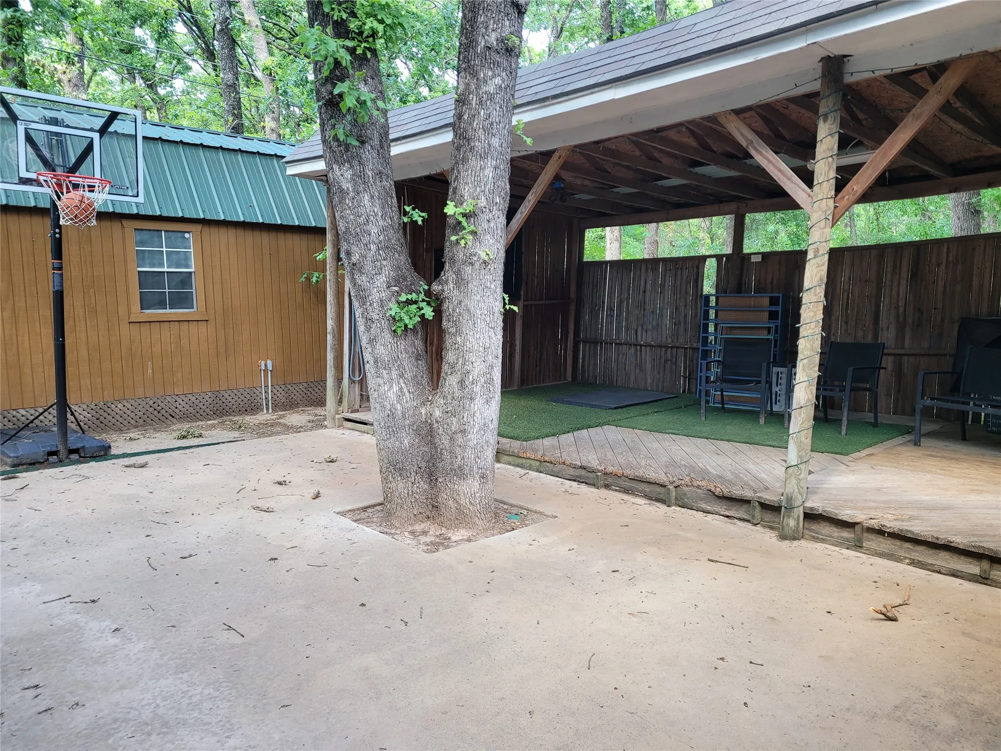 Single Family Residence For Sale in Henderson County , 116 Oak Haven Drive, Gun Barrel City, Texas 75156, 3 Bedroom, 2 Bathroom, 3 Garage spaces, 1,584 Sqft, built in 1980, Preowned, mls#21192087, Real Estate Agent in Gun Barrel City, Homes For Sale in Henderson county, Homes For Sale in Gun Barrel City, Realtor in Gun Barrel City Texas, Real Estate Brokerage Independent Realty Texas, Luminita Cordes Realtor