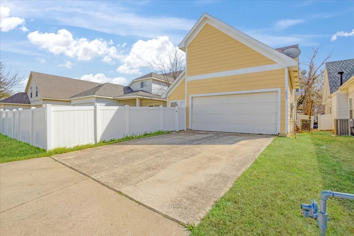 Single Family Residence For Sale in Denton County , 1805 Azalea Drive, Savannah, Texas 76227, 5 Bedroom, 3 Bathroom, 2 Garage spaces, 2,688 Sqft, built in 2005, Preowned, mls#21187256, Real Estate Agent in Savannah, Homes For Sale in Denton county, Homes For Sale in Savannah, Realtor in Savannah Texas, Real Estate Brokerage Independent Realty Texas, Luminita Cordes Realtor