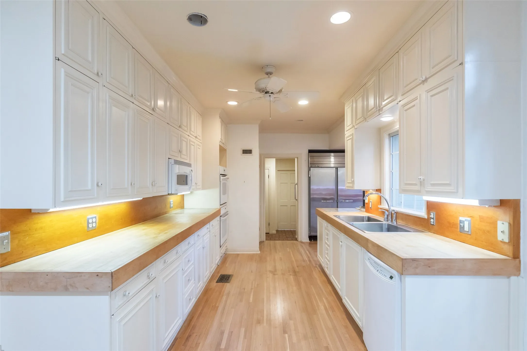 Single Family Residence For Sale in Taylor County , 1142 Sylvan Drive, Abilene, Texas 79605, 4 Bedroom, 6 Bathroom, 2 Garage spaces, 5,095 Sqft, built in 1940, Preowned, mls#21191792, Real Estate Agent in Abilene, Homes For Sale in Taylor county, Homes For Sale in Abilene, Realtor in Abilene Texas, Real Estate Brokerage Independent Realty Texas, Luminita Cordes Realtor
