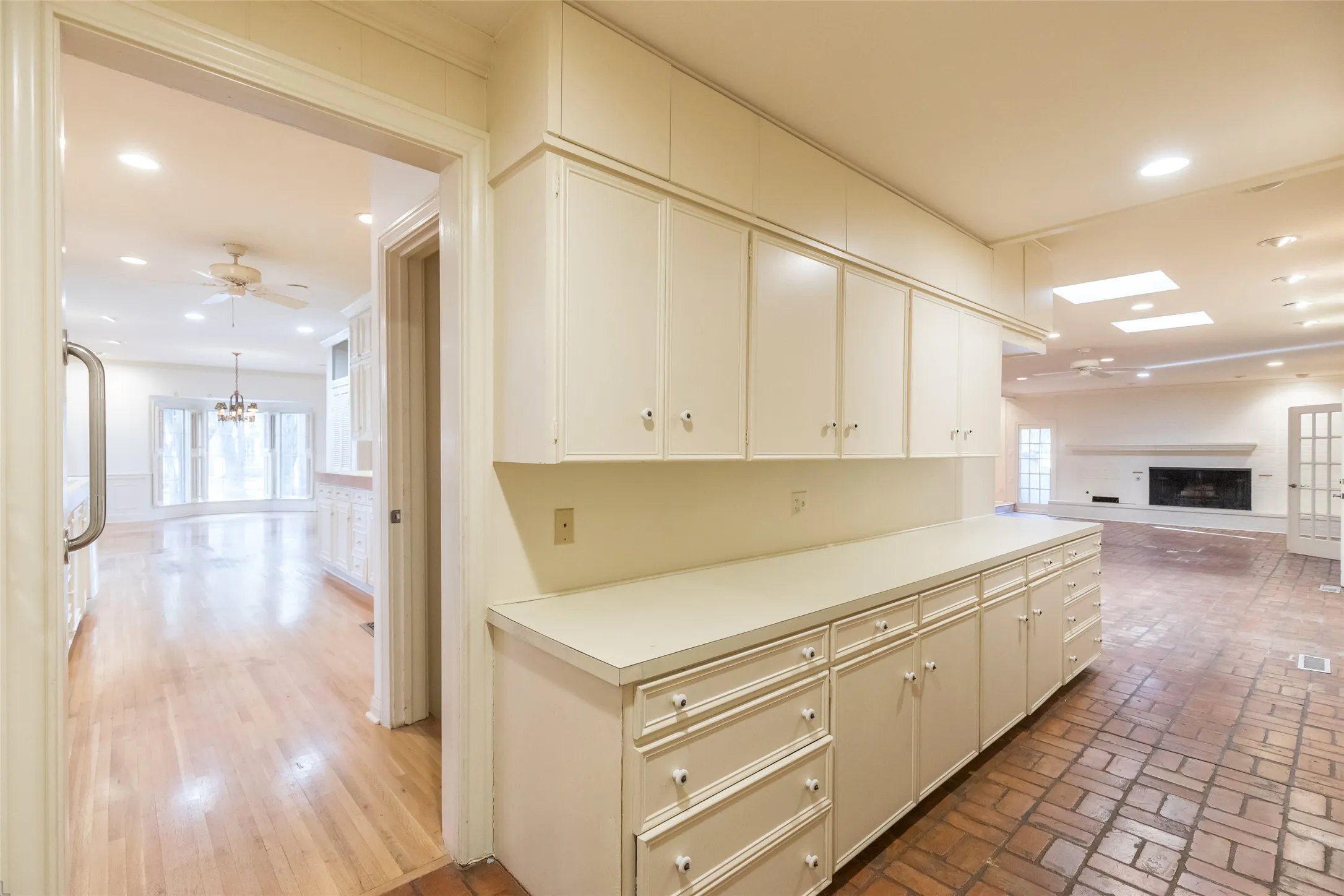 Butlers pantry off of kitchen