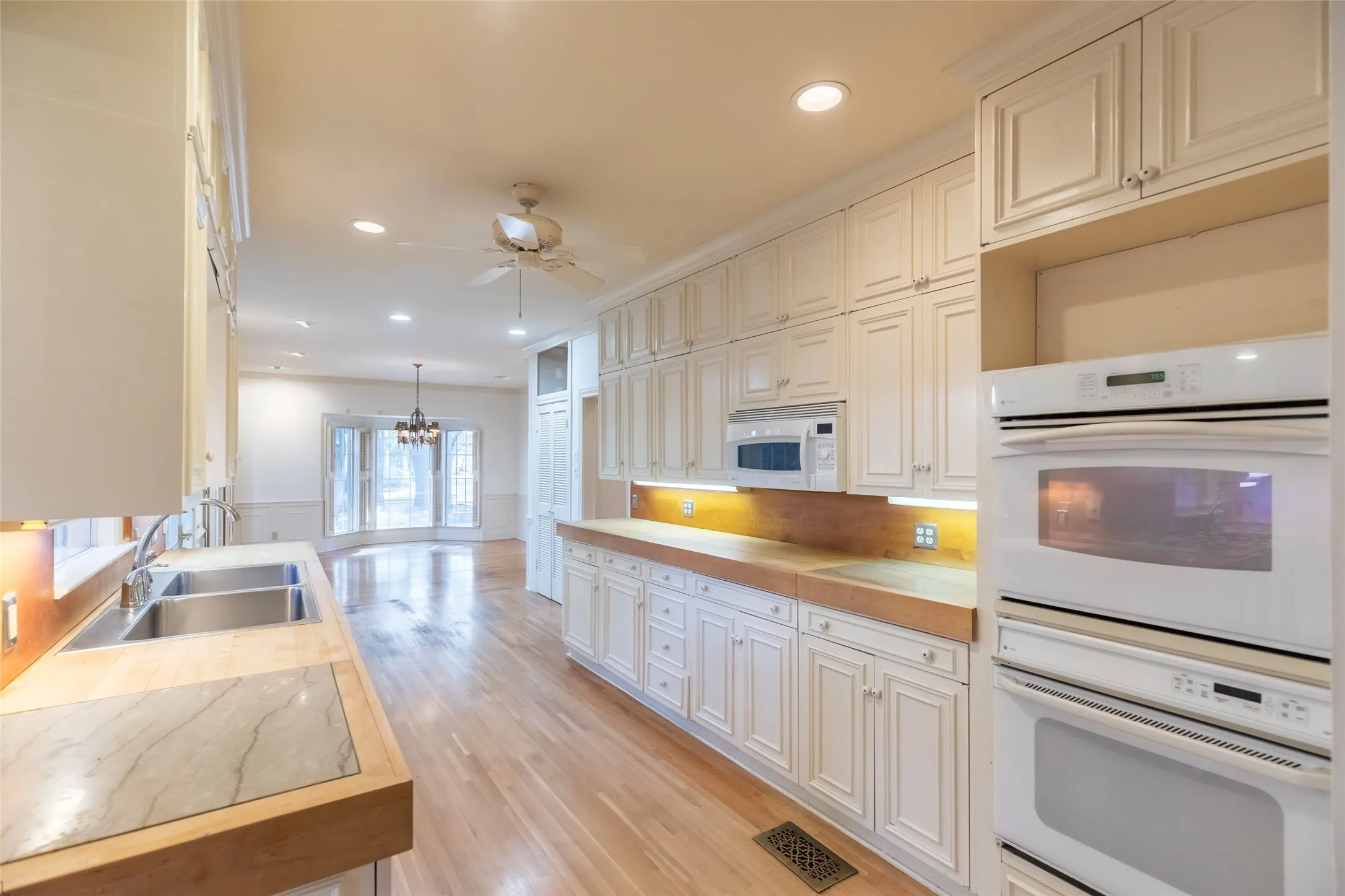 Single Family Residence For Sale in Taylor County , 1142 Sylvan Drive, Abilene, Texas 79605, 4 Bedroom, 6 Bathroom, 2 Garage spaces, 5,095 Sqft, built in 1940, Preowned, mls#21191792, Real Estate Agent in Abilene, Homes For Sale in Taylor county, Homes For Sale in Abilene, Realtor in Abilene Texas, Real Estate Brokerage Independent Realty Texas, Luminita Cordes Realtor