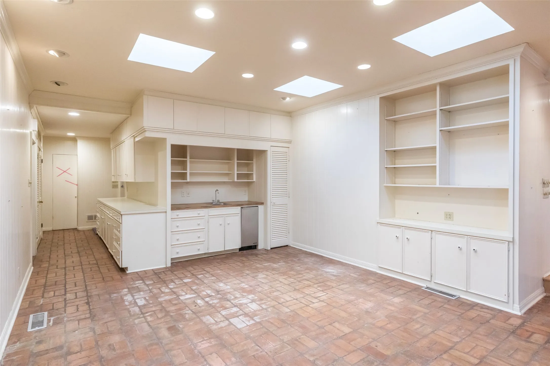Single Family Residence For Sale in Taylor County , 1142 Sylvan Drive, Abilene, Texas 79605, 4 Bedroom, 6 Bathroom, 2 Garage spaces, 5,095 Sqft, built in 1940, Preowned, mls#21191792, Real Estate Agent in Abilene, Homes For Sale in Taylor county, Homes For Sale in Abilene, Realtor in Abilene Texas, Real Estate Brokerage Independent Realty Texas, Luminita Cordes Realtor