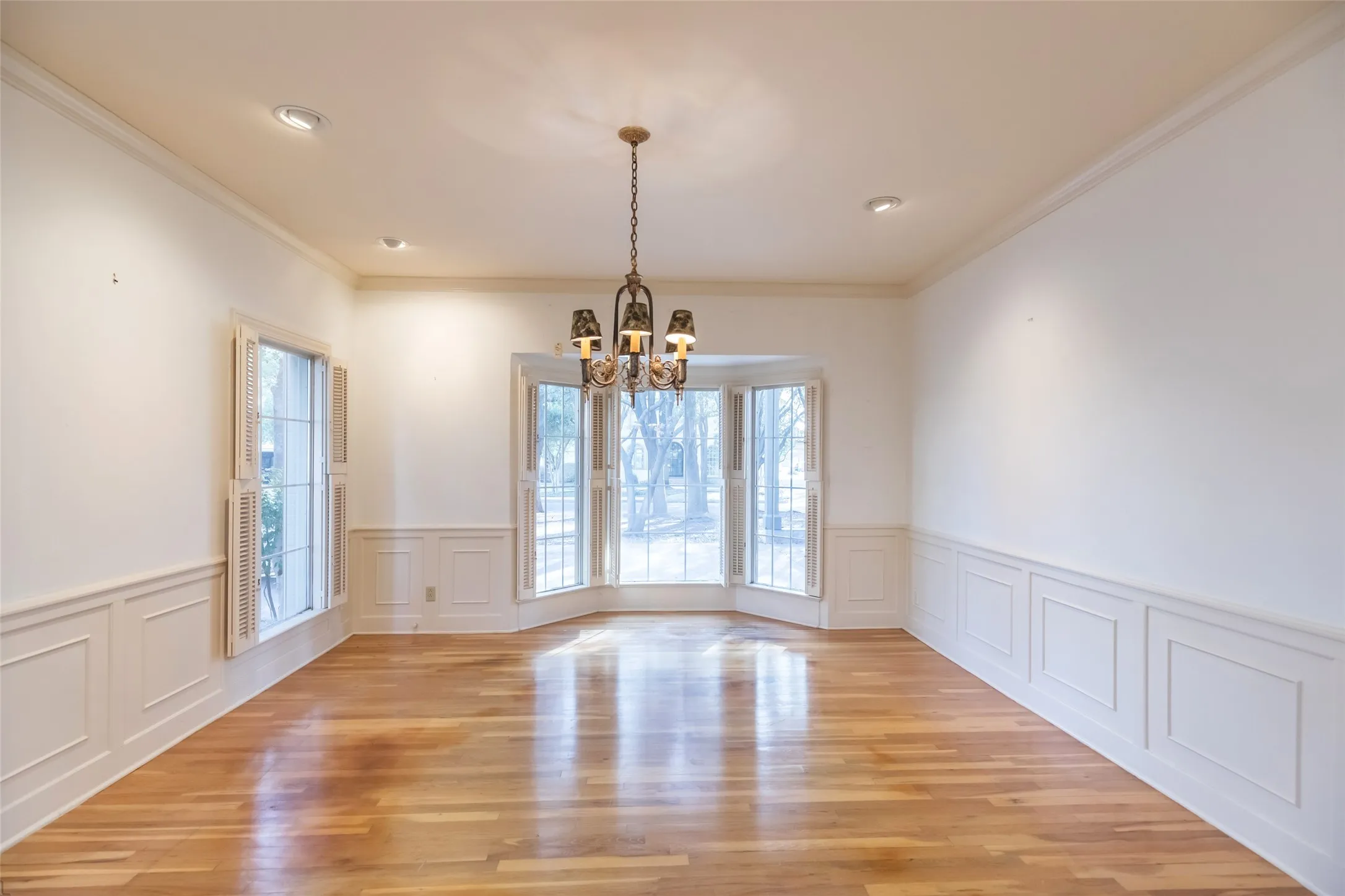 Single Family Residence For Sale in Taylor County , 1142 Sylvan Drive, Abilene, Texas 79605, 4 Bedroom, 6 Bathroom, 2 Garage spaces, 5,095 Sqft, built in 1940, Preowned, mls#21191792, Real Estate Agent in Abilene, Homes For Sale in Taylor county, Homes For Sale in Abilene, Realtor in Abilene Texas, Real Estate Brokerage Independent Realty Texas, Luminita Cordes Realtor