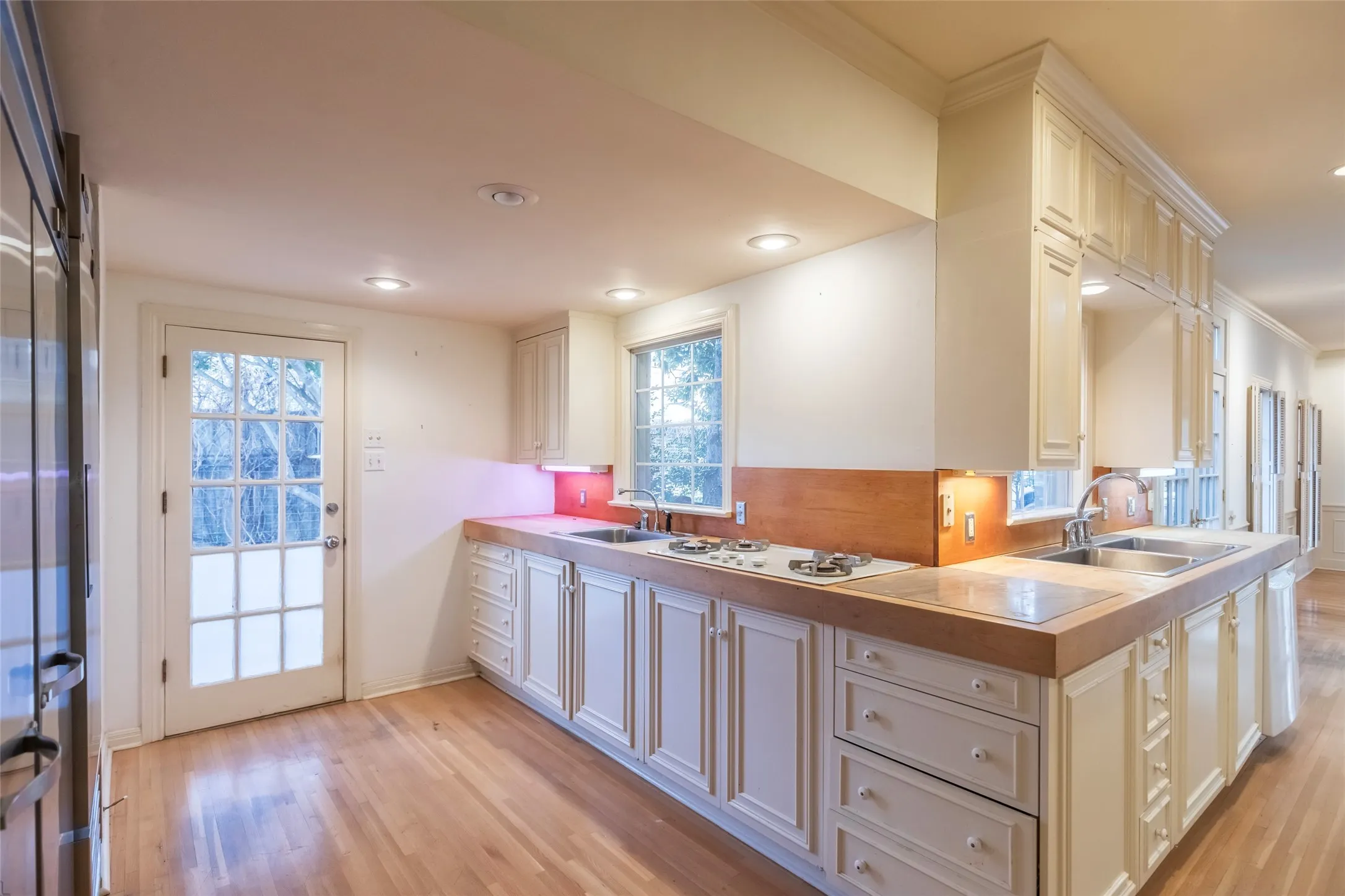 Single Family Residence For Sale in Taylor County , 1142 Sylvan Drive, Abilene, Texas 79605, 4 Bedroom, 6 Bathroom, 2 Garage spaces, 5,095 Sqft, built in 1940, Preowned, mls#21191792, Real Estate Agent in Abilene, Homes For Sale in Taylor county, Homes For Sale in Abilene, Realtor in Abilene Texas, Real Estate Brokerage Independent Realty Texas, Luminita Cordes Realtor