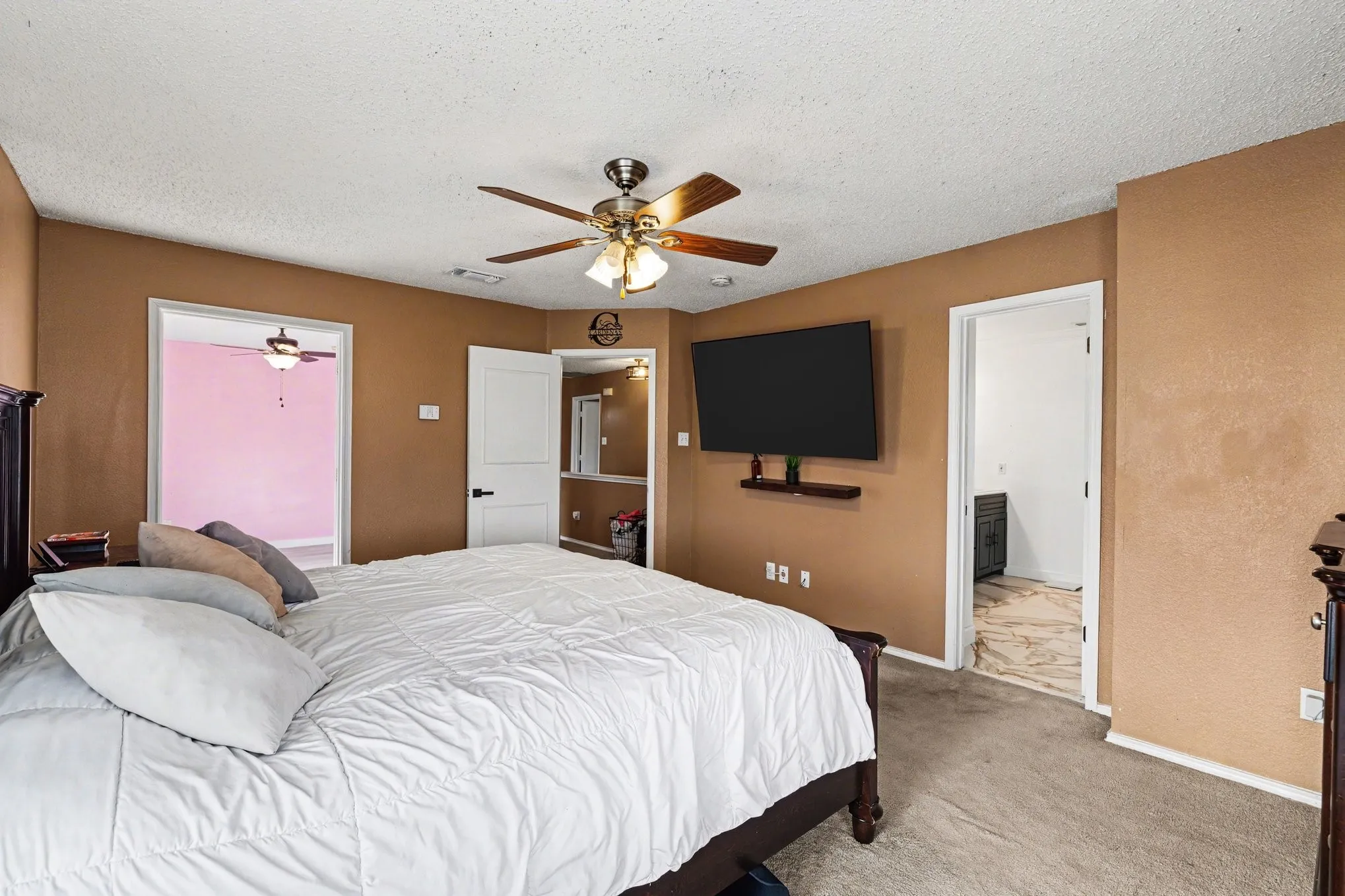 Single Family Residence For Sale in Tarrant County , 6715 Canyon Creek Drive, Arlington, Texas 76001, 5 Bedroom, 3 Bathroom, 2 Garage spaces, 2,292 Sqft, built in 1995, Preowned, mls#21191629, Real Estate Agent in Arlington, Homes For Sale in Tarrant county, Homes For Sale in Arlington, Realtor in Arlington Texas, Real Estate Brokerage Independent Realty Texas, Luminita Cordes Realtor