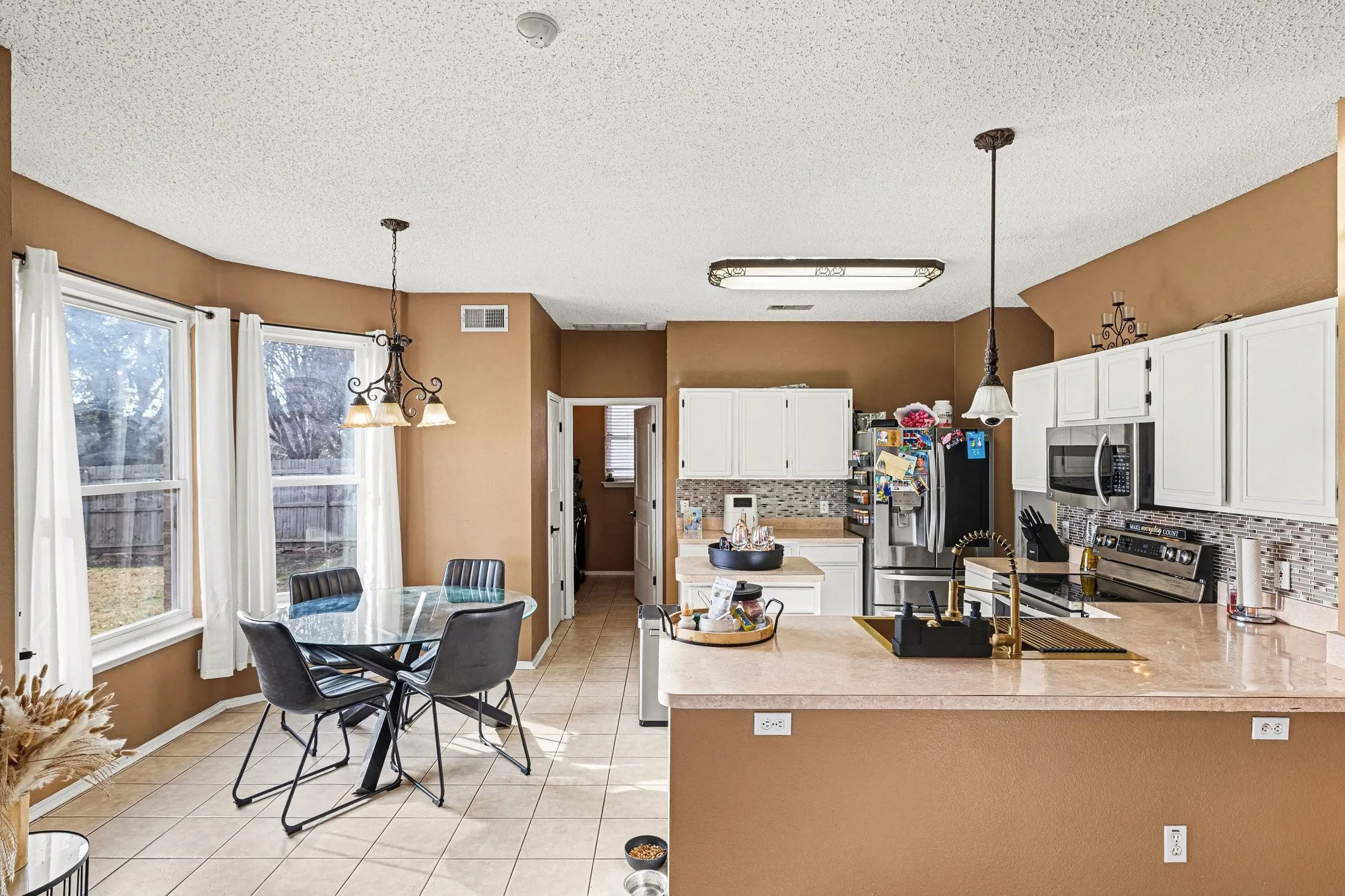 Single Family Residence For Sale in Tarrant County , 6715 Canyon Creek Drive, Arlington, Texas 76001, 5 Bedroom, 3 Bathroom, 2 Garage spaces, 2,292 Sqft, built in 1995, Preowned, mls#21191629, Real Estate Agent in Arlington, Homes For Sale in Tarrant county, Homes For Sale in Arlington, Realtor in Arlington Texas, Real Estate Brokerage Independent Realty Texas, Luminita Cordes Realtor