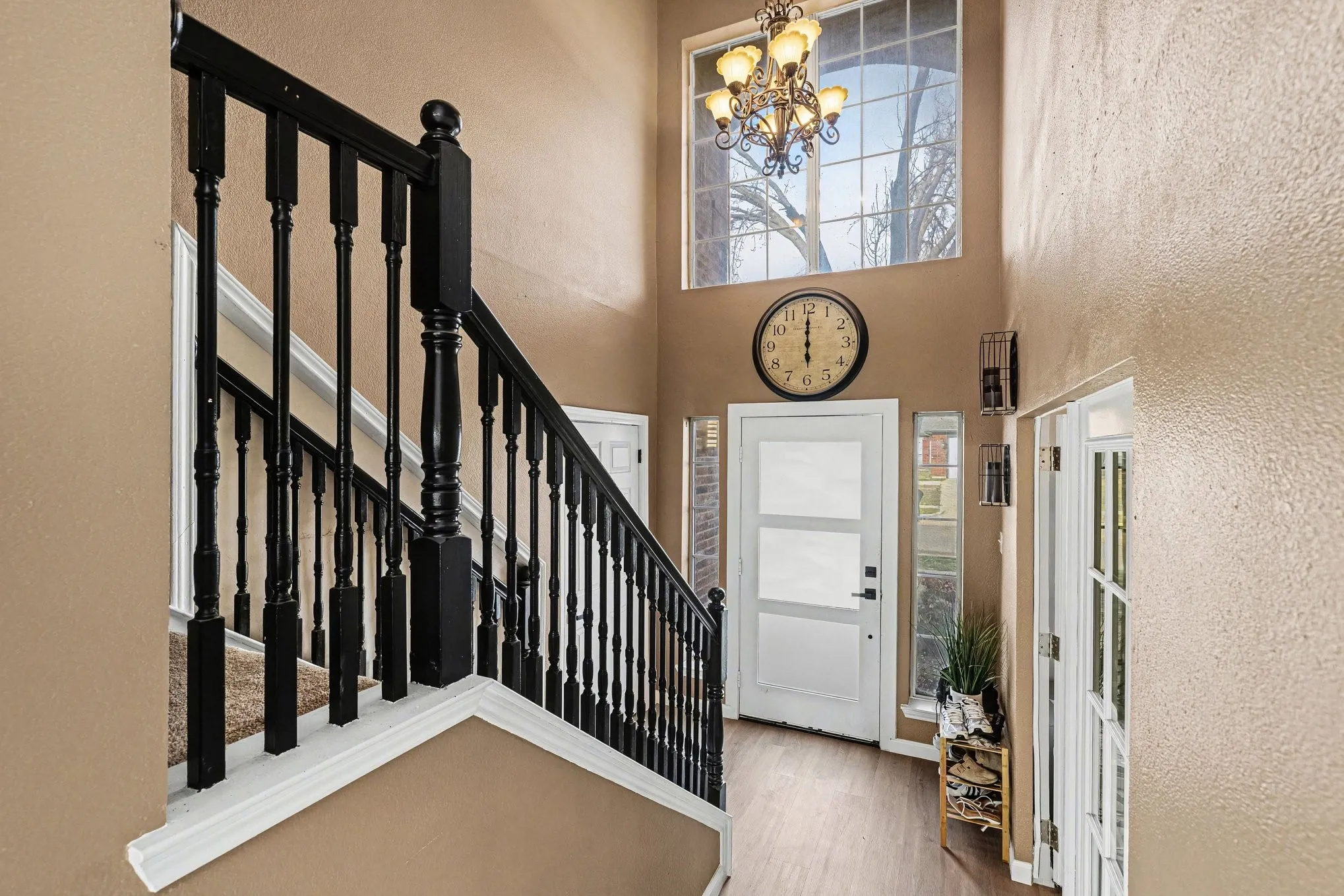 Single Family Residence For Sale in Tarrant County , 6715 Canyon Creek Drive, Arlington, Texas 76001, 5 Bedroom, 3 Bathroom, 2 Garage spaces, 2,292 Sqft, built in 1995, Preowned, mls#21191629, Real Estate Agent in Arlington, Homes For Sale in Tarrant county, Homes For Sale in Arlington, Realtor in Arlington Texas, Real Estate Brokerage Independent Realty Texas, Luminita Cordes Realtor