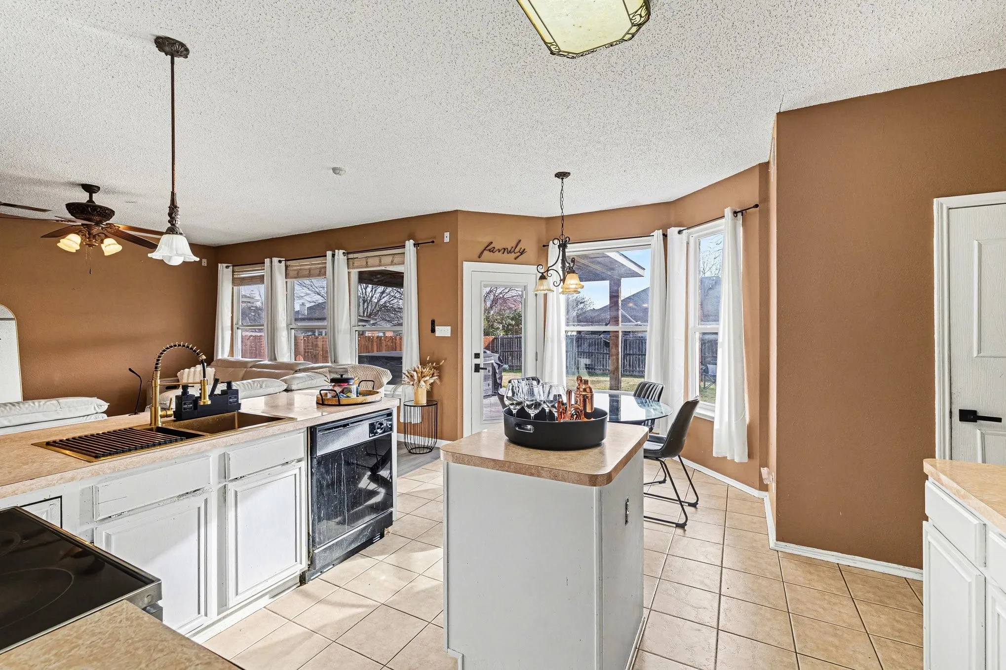 Single Family Residence For Sale in Tarrant County , 6715 Canyon Creek Drive, Arlington, Texas 76001, 5 Bedroom, 3 Bathroom, 2 Garage spaces, 2,292 Sqft, built in 1995, Preowned, mls#21191629, Real Estate Agent in Arlington, Homes For Sale in Tarrant county, Homes For Sale in Arlington, Realtor in Arlington Texas, Real Estate Brokerage Independent Realty Texas, Luminita Cordes Realtor