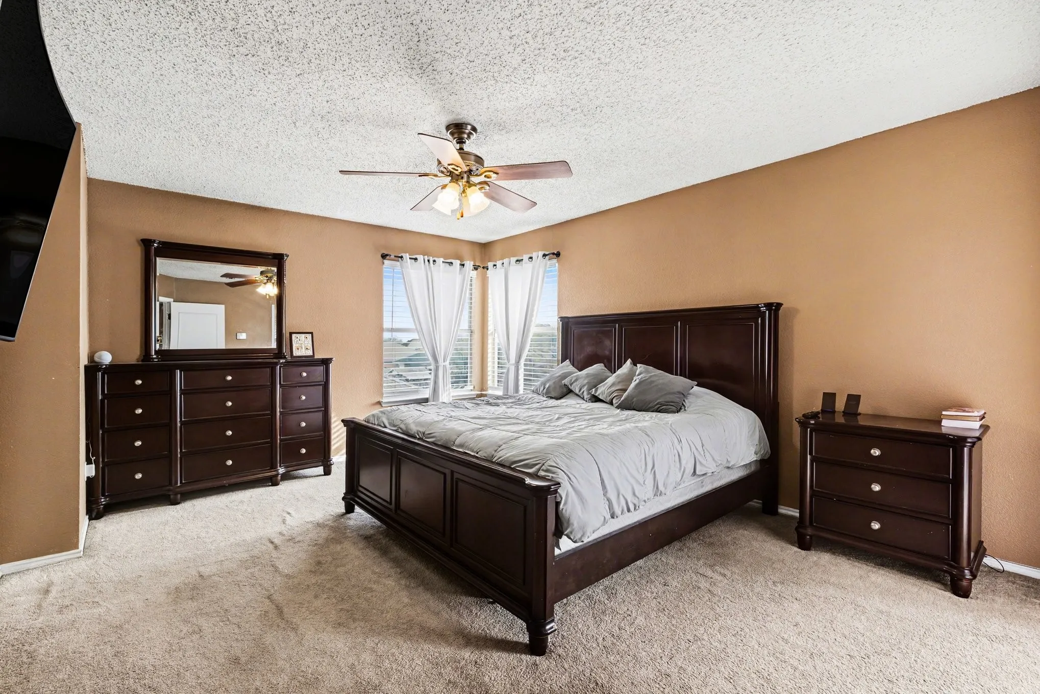 Single Family Residence For Sale in Tarrant County , 6715 Canyon Creek Drive, Arlington, Texas 76001, 5 Bedroom, 3 Bathroom, 2 Garage spaces, 2,292 Sqft, built in 1995, Preowned, mls#21191629, Real Estate Agent in Arlington, Homes For Sale in Tarrant county, Homes For Sale in Arlington, Realtor in Arlington Texas, Real Estate Brokerage Independent Realty Texas, Luminita Cordes Realtor