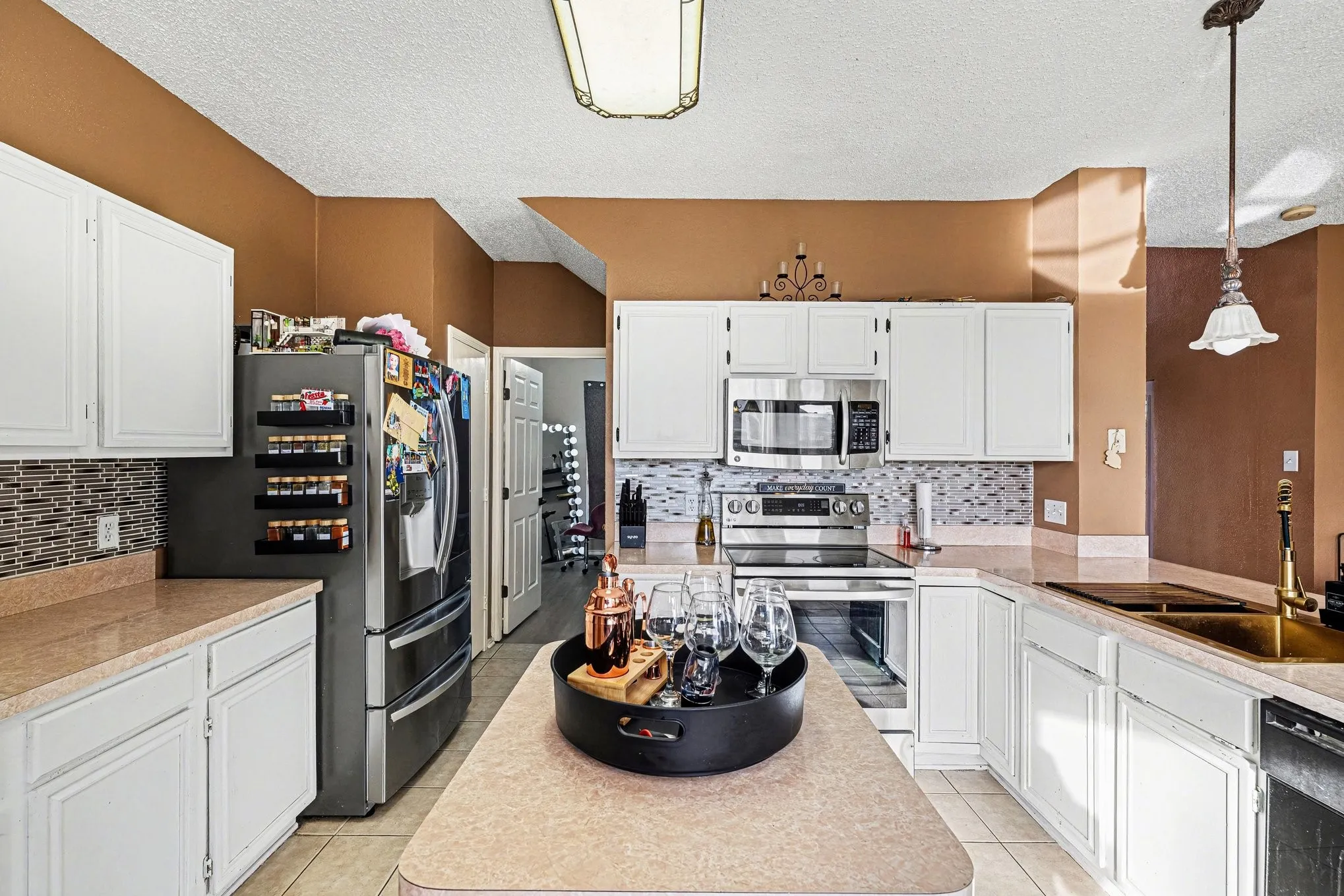 Single Family Residence For Sale in Tarrant County , 6715 Canyon Creek Drive, Arlington, Texas 76001, 5 Bedroom, 3 Bathroom, 2 Garage spaces, 2,292 Sqft, built in 1995, Preowned, mls#21191629, Real Estate Agent in Arlington, Homes For Sale in Tarrant county, Homes For Sale in Arlington, Realtor in Arlington Texas, Real Estate Brokerage Independent Realty Texas, Luminita Cordes Realtor