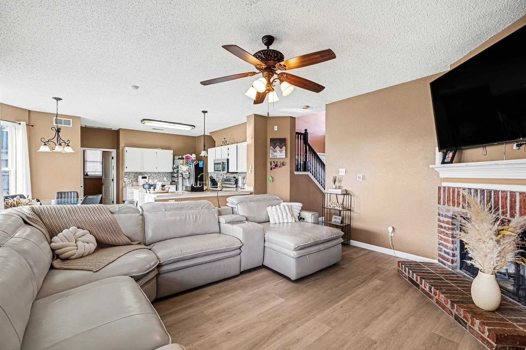 Single Family Residence For Sale in Tarrant County , 6715 Canyon Creek Drive, Arlington, Texas 76001, 5 Bedroom, 3 Bathroom, 2 Garage spaces, 2,292 Sqft, built in 1995, Preowned, mls#21191629, Real Estate Agent in Arlington, Homes For Sale in Tarrant county, Homes For Sale in Arlington, Realtor in Arlington Texas, Real Estate Brokerage Independent Realty Texas, Luminita Cordes Realtor