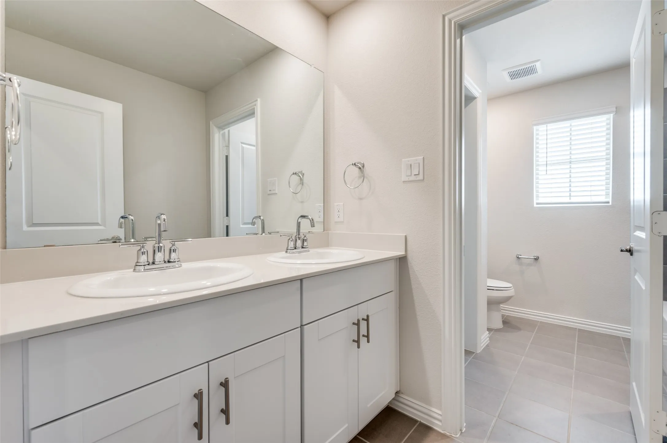 Single Family Residence For Sale in Denton County , 3308 Kingsdown Drive, Denton, Texas 76207, 5 Bedroom, 3 Bathroom, 2 Garage spaces, 3,052 Sqft, built in 2023, Preowned, mls#21187922, Real Estate Agent in Denton, Homes For Sale in Denton county, Homes For Sale in Denton, Realtor in Denton Texas, Real Estate Brokerage Independent Realty Texas, Luminita Cordes Realtor