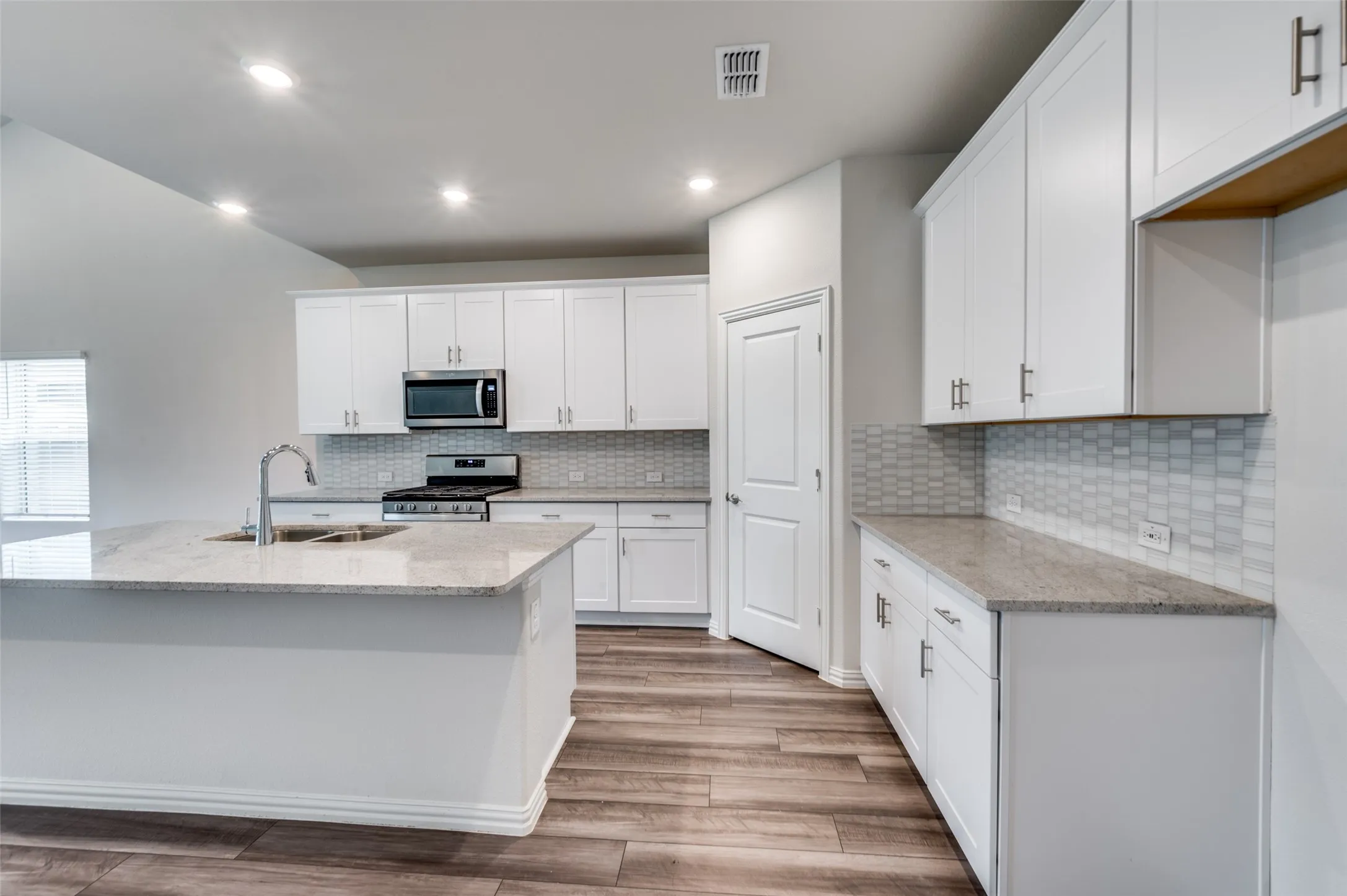 Single Family Residence For Sale in Denton County , 3308 Kingsdown Drive, Denton, Texas 76207, 5 Bedroom, 3 Bathroom, 2 Garage spaces, 3,052 Sqft, built in 2023, Preowned, mls#21187922, Real Estate Agent in Denton, Homes For Sale in Denton county, Homes For Sale in Denton, Realtor in Denton Texas, Real Estate Brokerage Independent Realty Texas, Luminita Cordes Realtor