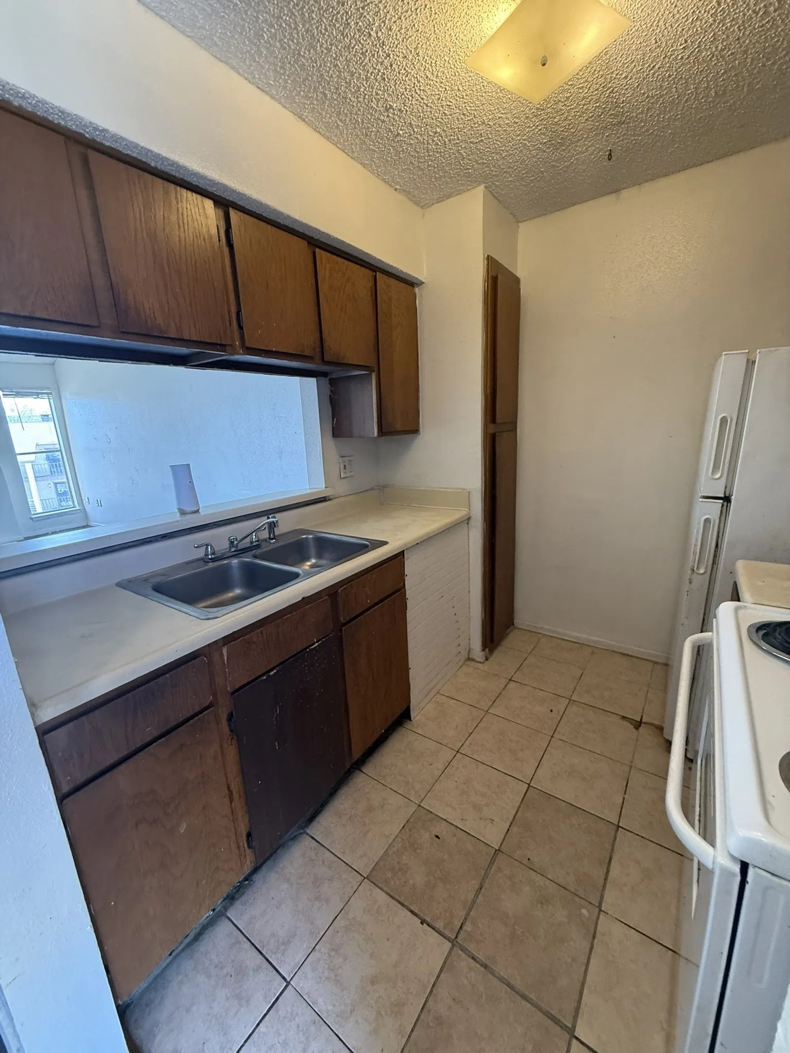 Condominium For Sale in Dallas County , 6050 Melody Lane 324, Dallas, Texas 75231, 1 Bedroom, 1 Bathroom, Garage spaces, 623 Sqft, built in 1979, Preowned, mls#21192347, Real Estate Agent in Dallas, Homes For Sale in Dallas county, Homes For Sale in Dallas, Realtor in Dallas Texas, Real Estate Brokerage Independent Realty Texas, Luminita Cordes Realtor