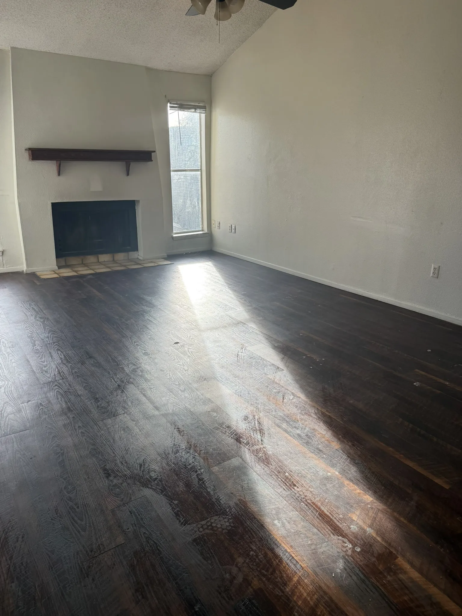 Condominium For Sale in Dallas County , 6050 Melody Lane 324, Dallas, Texas 75231, 1 Bedroom, 1 Bathroom, Garage spaces, 623 Sqft, built in 1979, Preowned, mls#21192347, Real Estate Agent in Dallas, Homes For Sale in Dallas county, Homes For Sale in Dallas, Realtor in Dallas Texas, Real Estate Brokerage Independent Realty Texas, Luminita Cordes Realtor