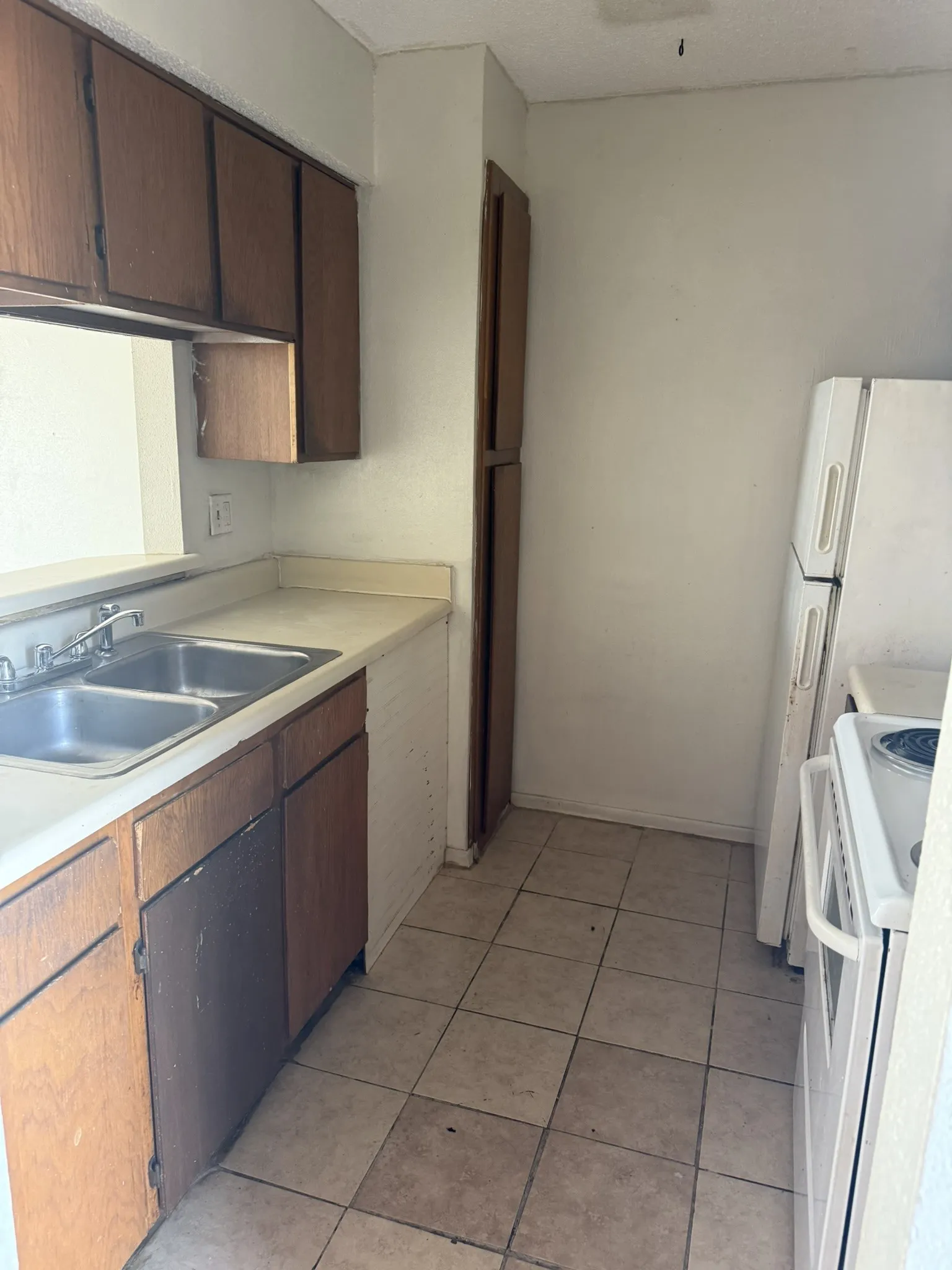 Condominium For Sale in Dallas County , 6050 Melody Lane 324, Dallas, Texas 75231, 1 Bedroom, 1 Bathroom, Garage spaces, 623 Sqft, built in 1979, Preowned, mls#21192347, Real Estate Agent in Dallas, Homes For Sale in Dallas county, Homes For Sale in Dallas, Realtor in Dallas Texas, Real Estate Brokerage Independent Realty Texas, Luminita Cordes Realtor