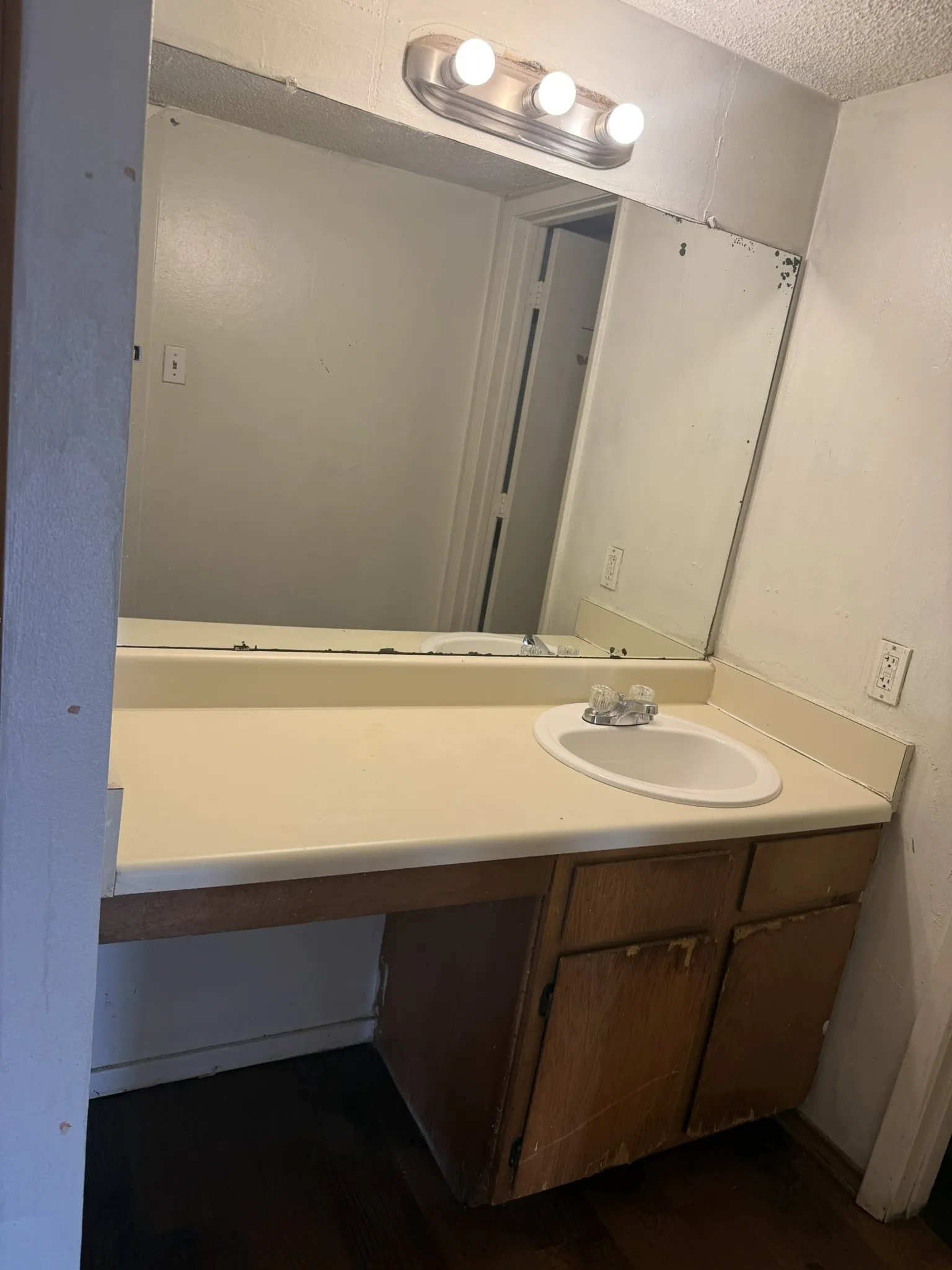 Condominium For Sale in Dallas County , 6050 Melody Lane 324, Dallas, Texas 75231, 1 Bedroom, 1 Bathroom, Garage spaces, 623 Sqft, built in 1979, Preowned, mls#21192347, Real Estate Agent in Dallas, Homes For Sale in Dallas county, Homes For Sale in Dallas, Realtor in Dallas Texas, Real Estate Brokerage Independent Realty Texas, Luminita Cordes Realtor