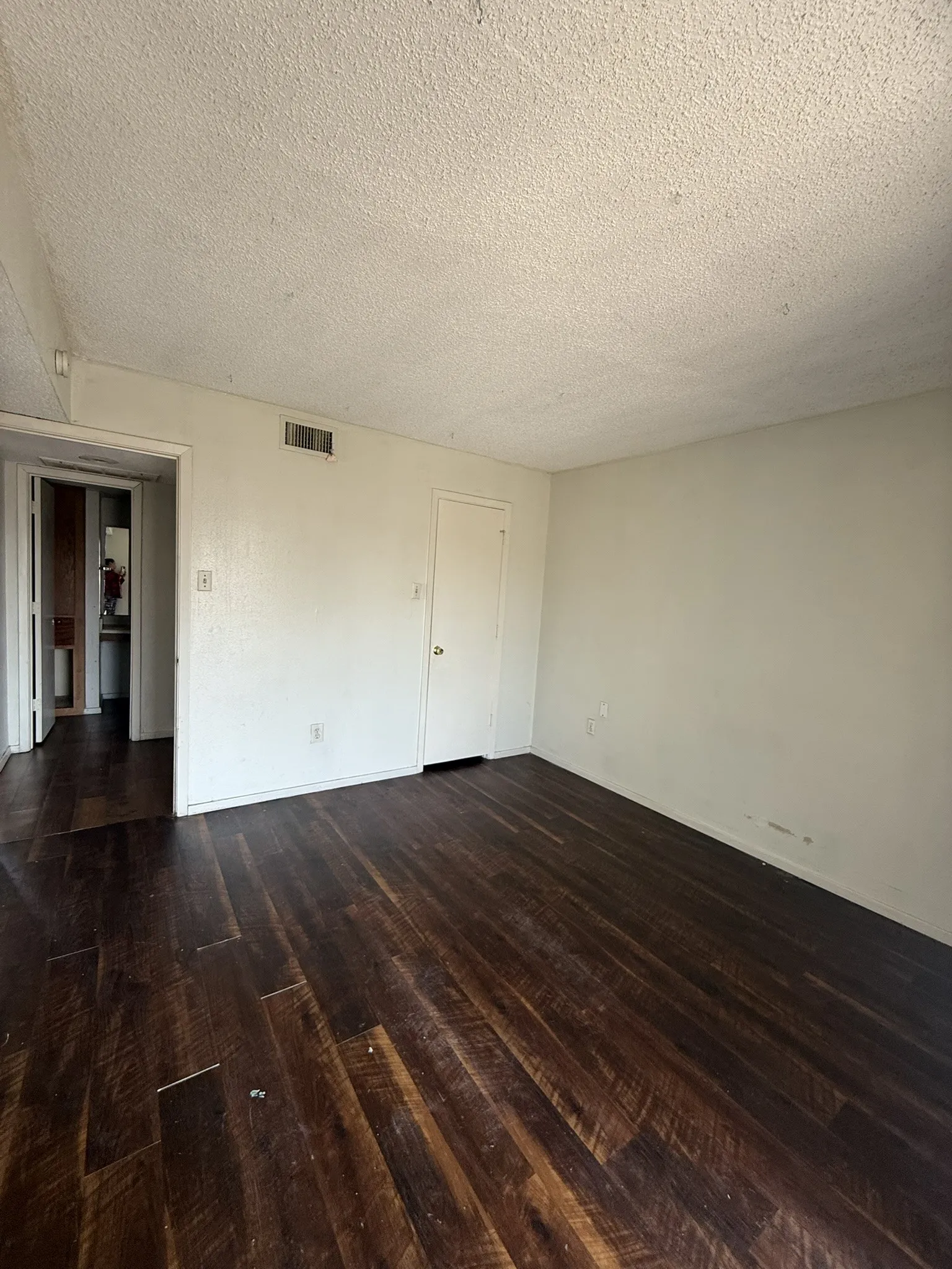 Condominium For Sale in Dallas County , 6050 Melody Lane 324, Dallas, Texas 75231, 1 Bedroom, 1 Bathroom, Garage spaces, 623 Sqft, built in 1979, Preowned, mls#21192347, Real Estate Agent in Dallas, Homes For Sale in Dallas county, Homes For Sale in Dallas, Realtor in Dallas Texas, Real Estate Brokerage Independent Realty Texas, Luminita Cordes Realtor