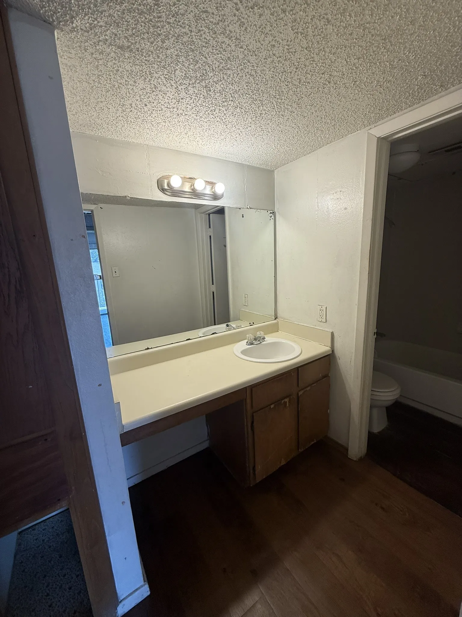 Condominium For Sale in Dallas County , 6050 Melody Lane 324, Dallas, Texas 75231, 1 Bedroom, 1 Bathroom, Garage spaces, 623 Sqft, built in 1979, Preowned, mls#21192347, Real Estate Agent in Dallas, Homes For Sale in Dallas county, Homes For Sale in Dallas, Realtor in Dallas Texas, Real Estate Brokerage Independent Realty Texas, Luminita Cordes Realtor