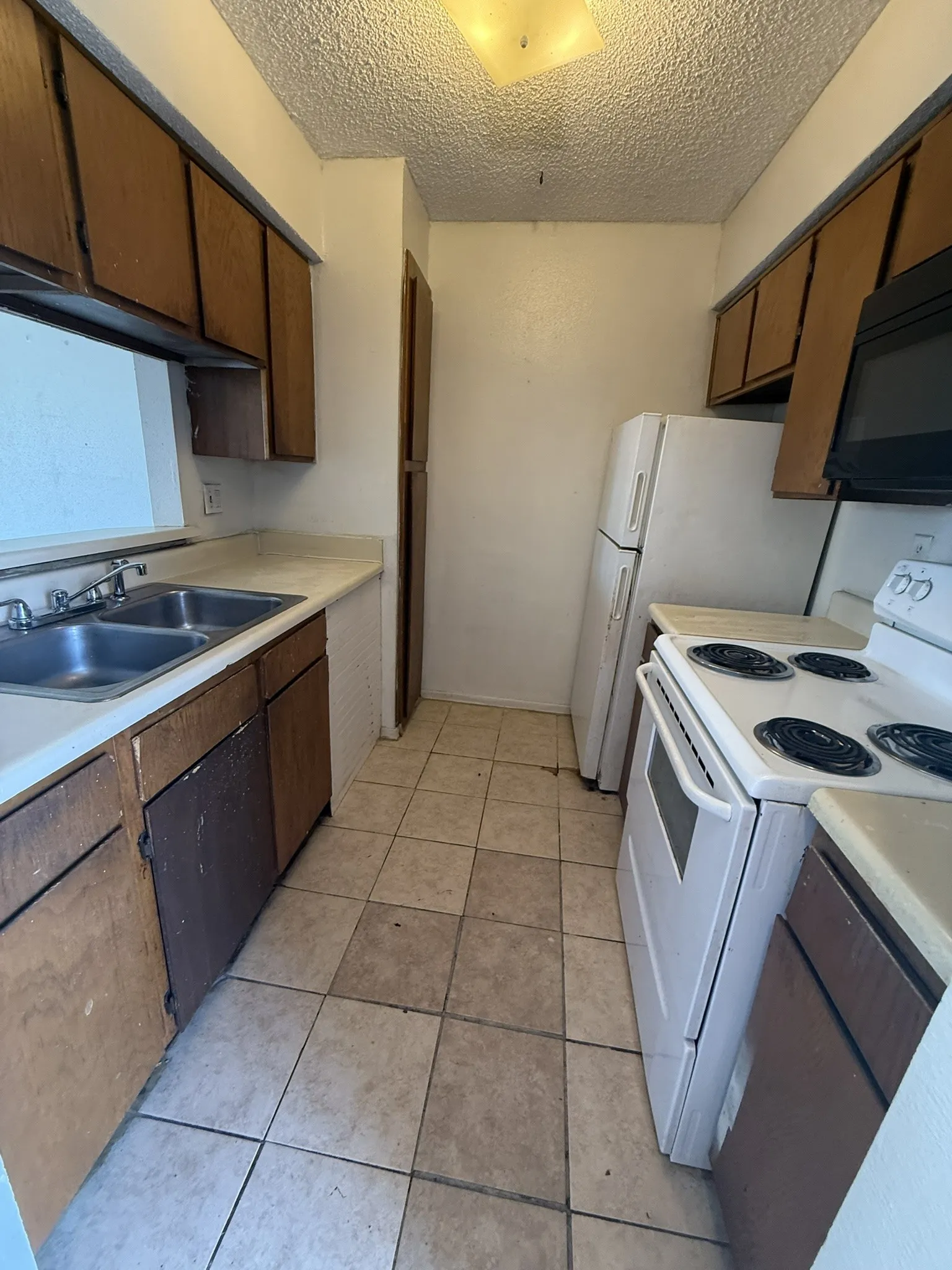 Condominium For Sale in Dallas County , 6050 Melody Lane 324, Dallas, Texas 75231, 1 Bedroom, 1 Bathroom, Garage spaces, 623 Sqft, built in 1979, Preowned, mls#21192347, Real Estate Agent in Dallas, Homes For Sale in Dallas county, Homes For Sale in Dallas, Realtor in Dallas Texas, Real Estate Brokerage Independent Realty Texas, Luminita Cordes Realtor