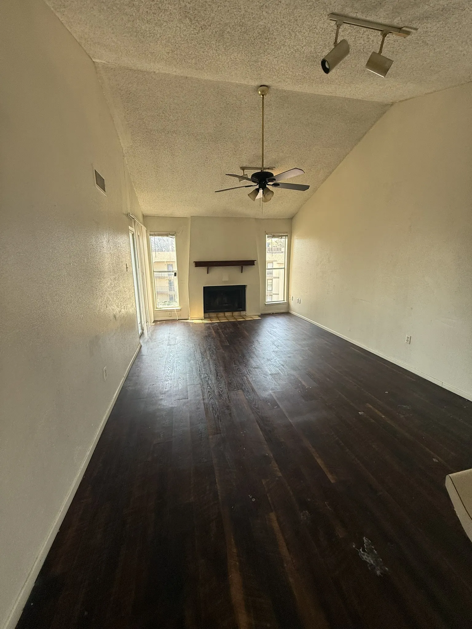 Condominium For Sale in Dallas County , 6050 Melody Lane 324, Dallas, Texas 75231, 1 Bedroom, 1 Bathroom, Garage spaces, 623 Sqft, built in 1979, Preowned, mls#21192347, Real Estate Agent in Dallas, Homes For Sale in Dallas county, Homes For Sale in Dallas, Realtor in Dallas Texas, Real Estate Brokerage Independent Realty Texas, Luminita Cordes Realtor