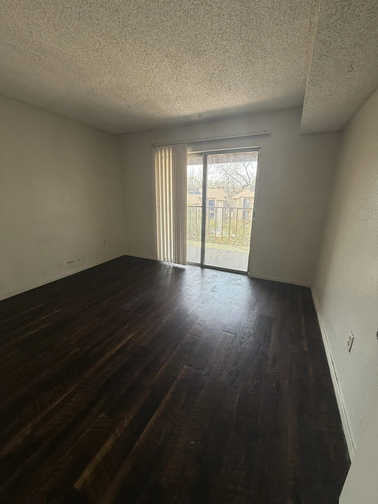 Condominium For Sale in Dallas County , 6050 Melody Lane 324, Dallas, Texas 75231, 1 Bedroom, 1 Bathroom, Garage spaces, 623 Sqft, built in 1979, Preowned, mls#21192347, Real Estate Agent in Dallas, Homes For Sale in Dallas county, Homes For Sale in Dallas, Realtor in Dallas Texas, Real Estate Brokerage Independent Realty Texas, Luminita Cordes Realtor