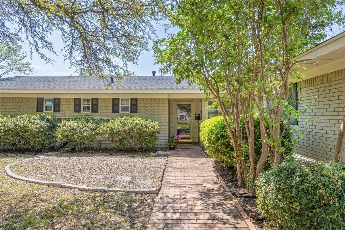 Single Family Residence For Rent in Tarrant County , 4109 Bilglade Road, Fort Worth, Texas 76109, 3 Bedrooms, 2 Bathrooms, 2 Garage spaces, 1,561 Sqft, built in 1955, Preowned, Price $2,900, mls#21191564, Real Estate Agent in Fort Worth, Homes For Rent in Tarrant county, Homes For Rent in Fort Worth, Realtor in Fort Worth Texas, Real Estate Brokerage Independent Realty Texas, Luminita Cordes Realtor