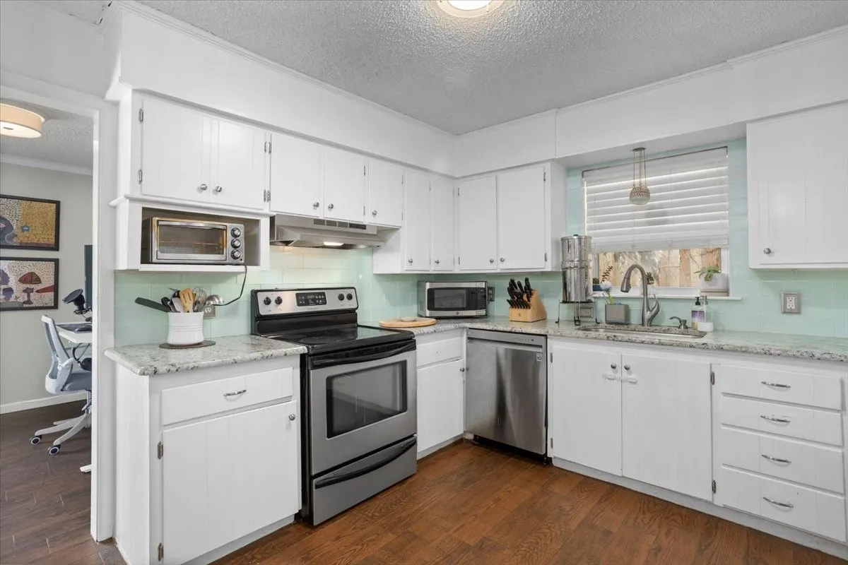 Single Family Residence For Rent in Tarrant County , 4109 Bilglade Road, Fort Worth, Texas 76109, 3 Bedrooms, 2 Bathrooms, 2 Garage spaces, 1,561 Sqft, built in 1955, Preowned, Price $2,900, mls#21191564, Real Estate Agent in Fort Worth, Homes For Rent in Tarrant county, Homes For Rent in Fort Worth, Realtor in Fort Worth Texas, Real Estate Brokerage Independent Realty Texas, Luminita Cordes Realtor