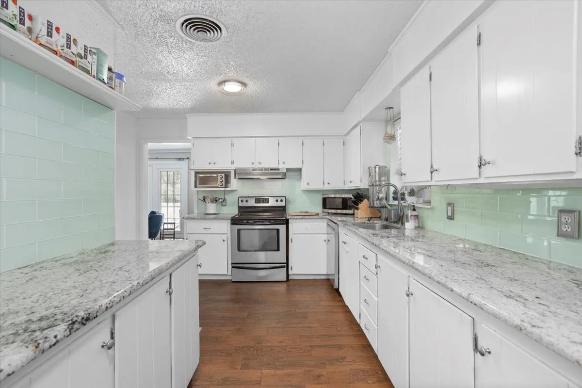 Single Family Residence For Rent in Tarrant County , 4109 Bilglade Road, Fort Worth, Texas 76109, 3 Bedrooms, 2 Bathrooms, 2 Garage spaces, 1,561 Sqft, built in 1955, Preowned, Price $2,900, mls#21191564, Real Estate Agent in Fort Worth, Homes For Rent in Tarrant county, Homes For Rent in Fort Worth, Realtor in Fort Worth Texas, Real Estate Brokerage Independent Realty Texas, Luminita Cordes Realtor