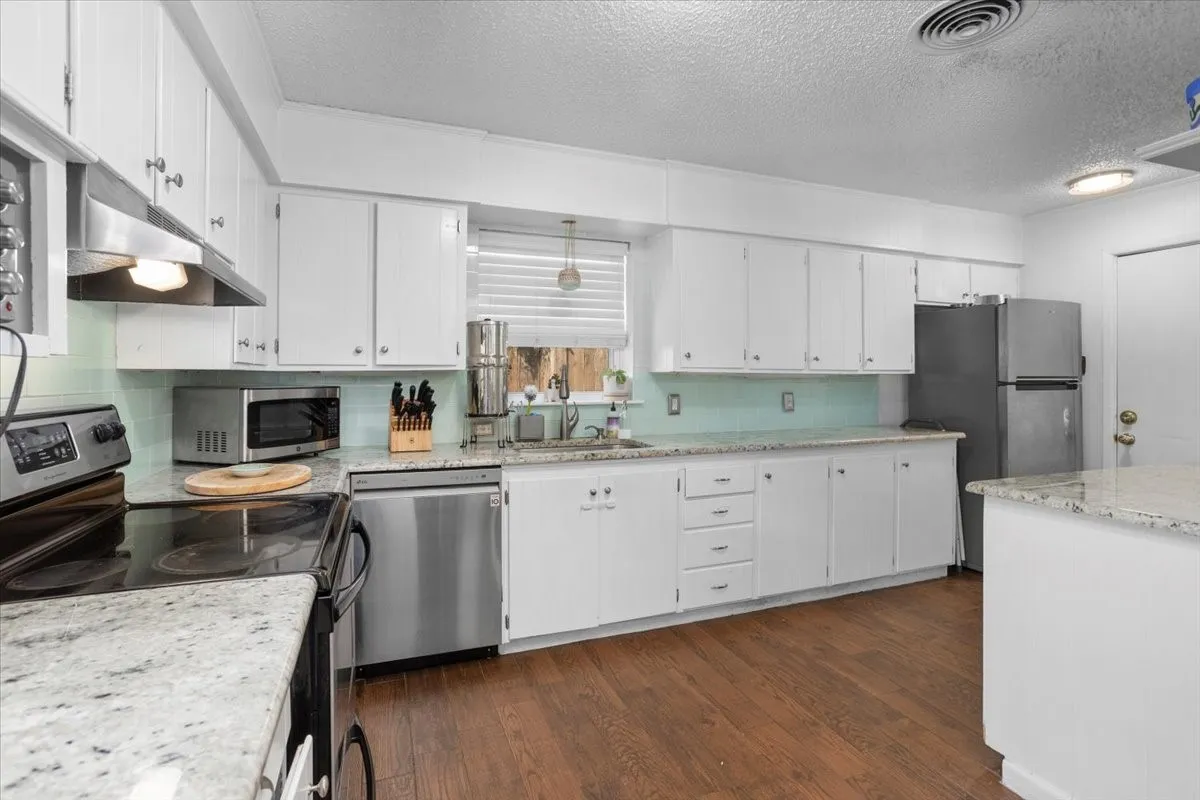 Single Family Residence For Rent in Tarrant County , 4109 Bilglade Road, Fort Worth, Texas 76109, 3 Bedrooms, 2 Bathrooms, 2 Garage spaces, 1,561 Sqft, built in 1955, Preowned, Price $2,900, mls#21191564, Real Estate Agent in Fort Worth, Homes For Rent in Tarrant county, Homes For Rent in Fort Worth, Realtor in Fort Worth Texas, Real Estate Brokerage Independent Realty Texas, Luminita Cordes Realtor