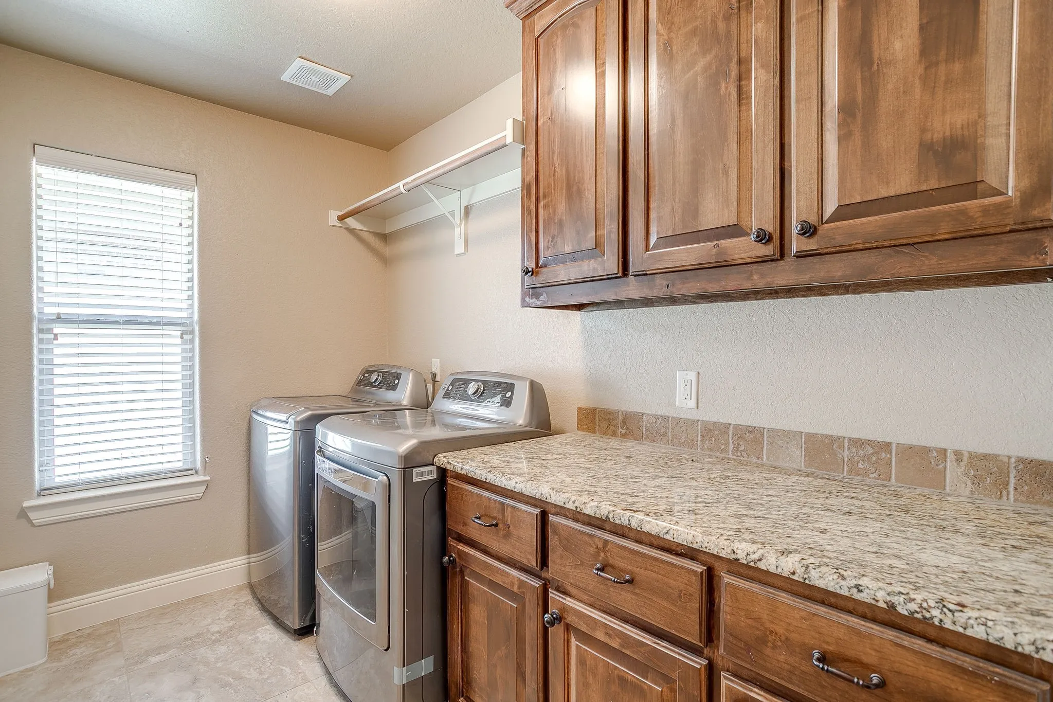 Single Family Residence For Sale in Hood County , 3303 Ferry Boat Lane, Granbury, Texas 76049, 4 Bedroom, 2 Bathroom, 2 Garage spaces, 2,282 Sqft, built in 2012, mls#21192577, Real Estate Agent in Granbury, Homes For Sale in Hood county, Homes For Sale in Granbury, Realtor in Granbury Texas, Real Estate Brokerage Independent Realty Texas, Luminita Cordes Realtor