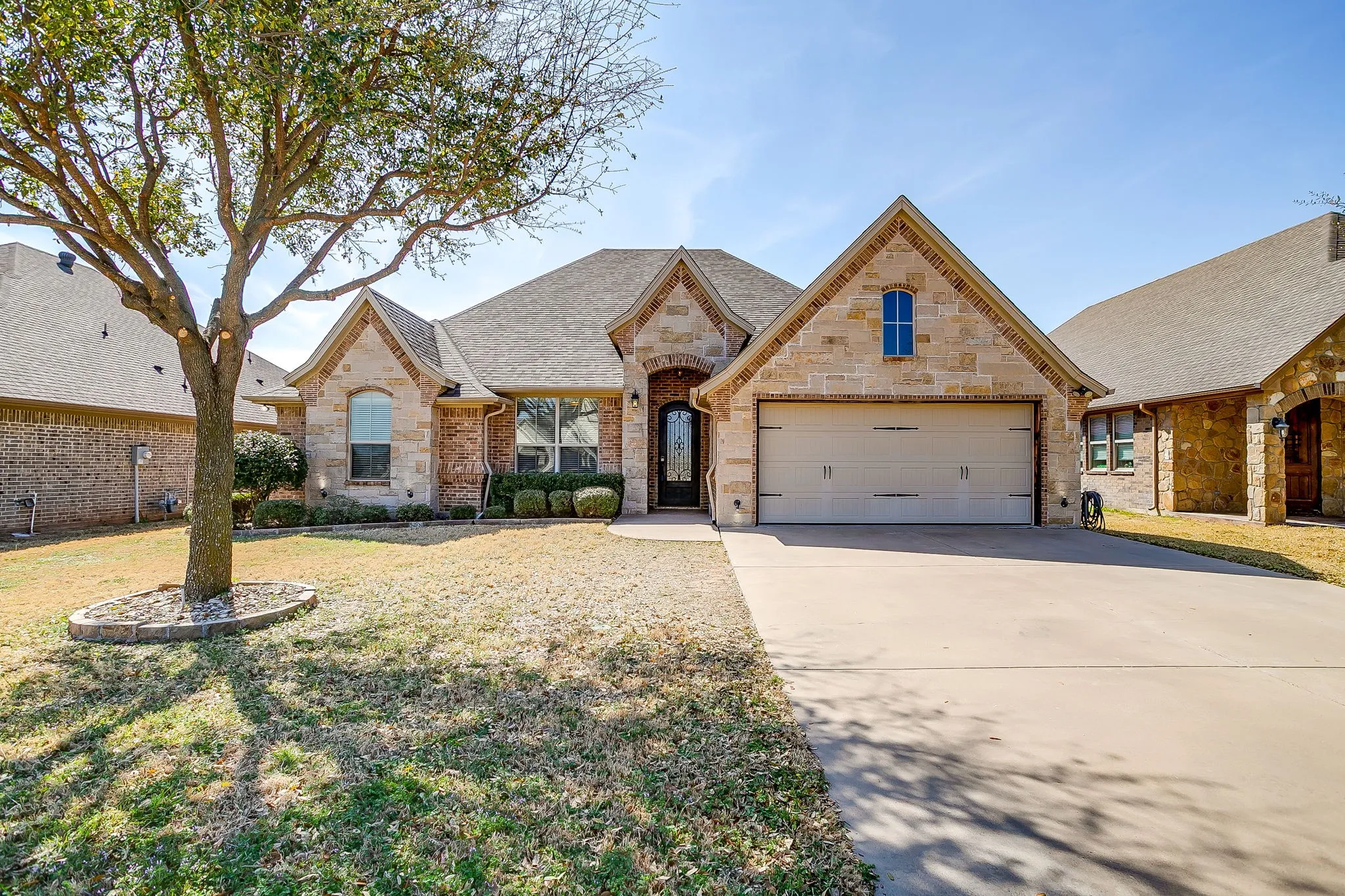 Single Family Residence For Sale in Hood County , 3303 Ferry Boat Lane, Granbury, Texas 76049, 4 Bedroom, 2 Bathroom, 2 Garage spaces, 2,282 Sqft, built in 2012, mls#21192577, Real Estate Agent in Granbury, Homes For Sale in Hood county, Homes For Sale in Granbury, Realtor in Granbury Texas, Real Estate Brokerage Independent Realty Texas, Luminita Cordes Realtor