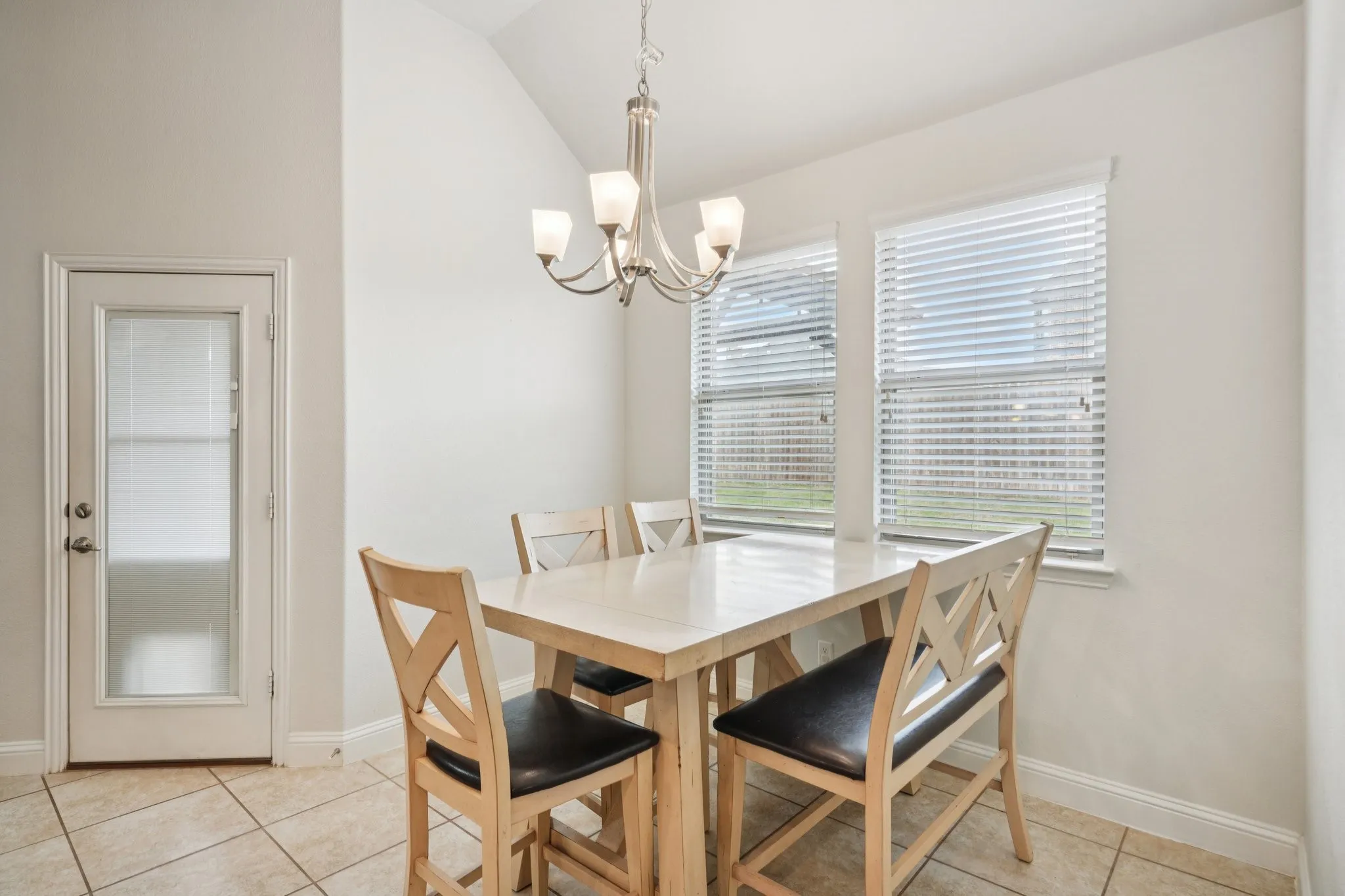 Dining area located near the kitchen, ideal for everyday meals and entertaining.