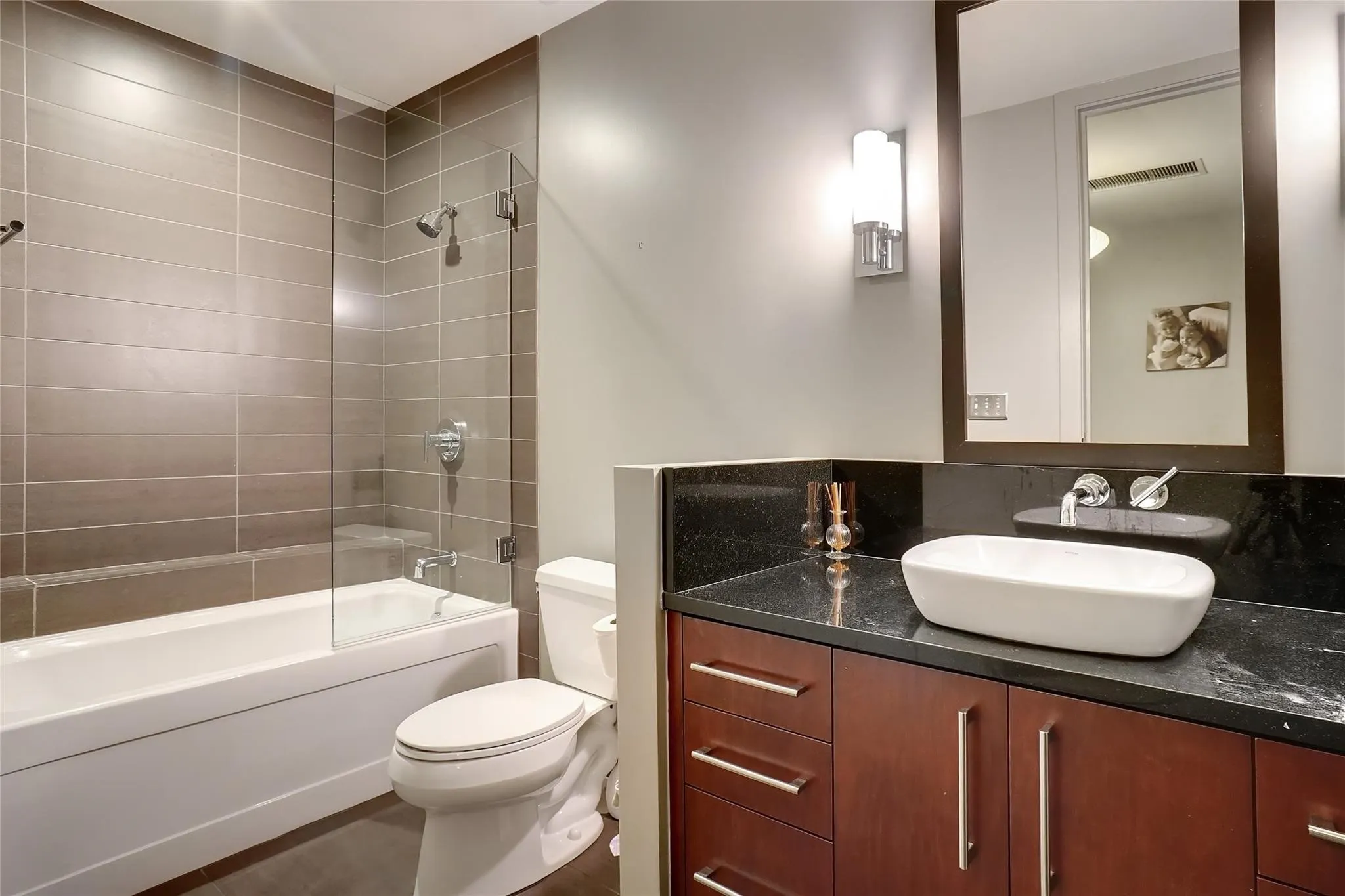 Condominium For Sale in Tarrant County , 2600 W 7th Street 1807, Fort Worth, Texas 76107, 2 Bedrooms, 2 Bathrooms, 2 Garage spaces, 1,263 Sqft, built in 1928, Preowned, Price $359,000, mls#21187559, Real Estate Agent in Fort Worth, Homes For Sale in Tarrant county, Homes For Sale in Fort Worth, Realtor in Fort Worth Texas, Real Estate Brokerage Independent Realty Texas, Luminita Cordes Realtor