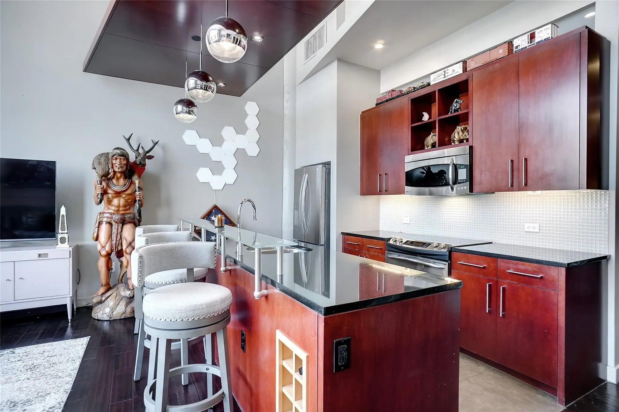 Condominium For Sale in Tarrant County , 2600 W 7th Street 1807, Fort Worth, Texas 76107, 2 Bedrooms, 2 Bathrooms, 2 Garage spaces, 1,263 Sqft, built in 1928, Preowned, Price $359,000, mls#21187559, Real Estate Agent in Fort Worth, Homes For Sale in Tarrant county, Homes For Sale in Fort Worth, Realtor in Fort Worth Texas, Real Estate Brokerage Independent Realty Texas, Luminita Cordes Realtor