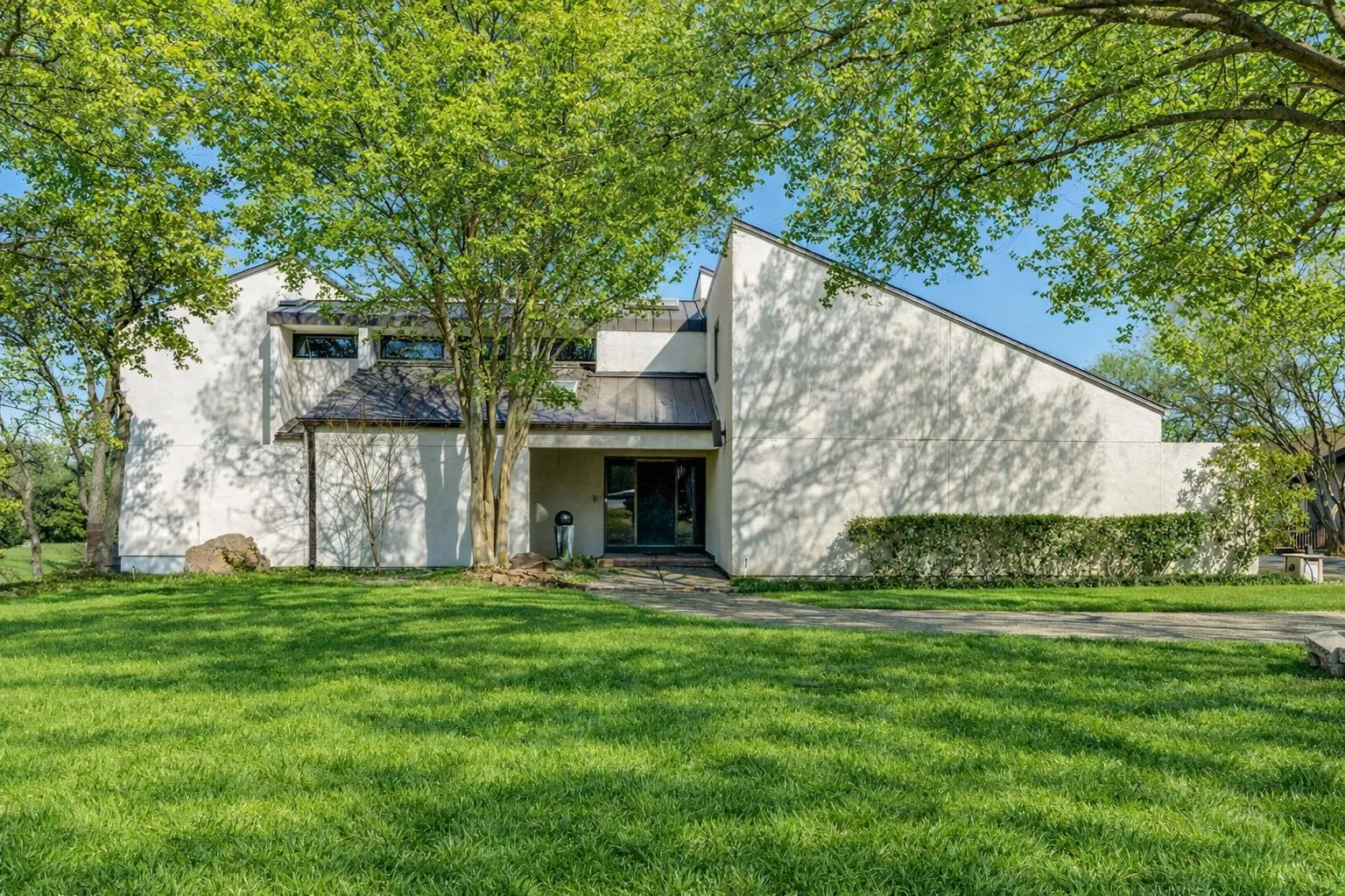 Single Family Residence For Sale in Tarrant County , 1816 Southpark Drive, Arlington, Texas 76013, 4 Bedroom, 3 Bathroom, 2 Garage spaces, 3,242 Sqft, built in 1977, mls#21192613, Real Estate Agent in Arlington, Homes For Sale in Tarrant county, Homes For Sale in Arlington, Realtor in Arlington Texas, Real Estate Brokerage Independent Realty Texas, Luminita Cordes Realtor