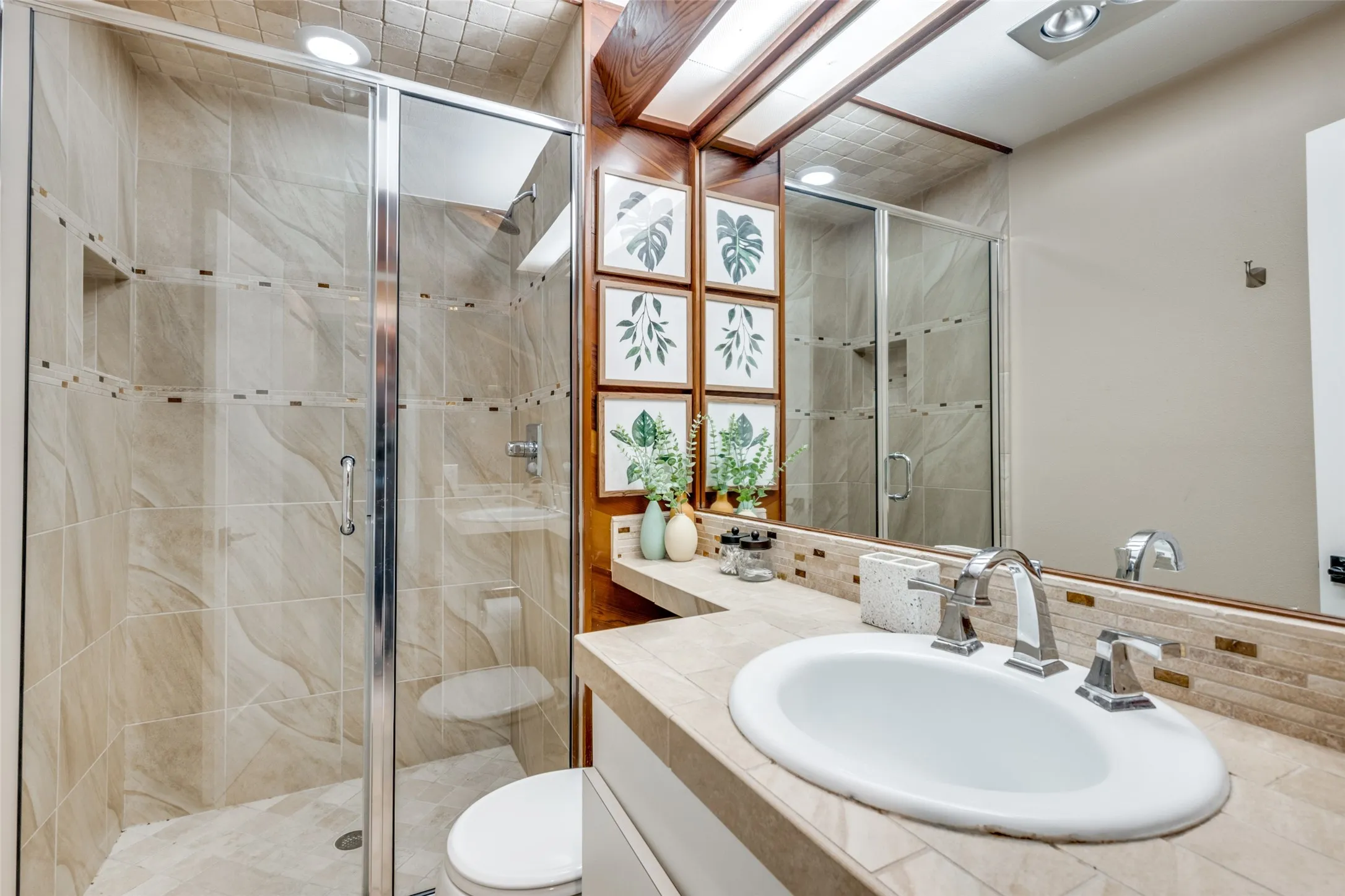 Single Family Residence For Sale in Tarrant County , 1816 Southpark Drive, Arlington, Texas 76013, 4 Bedroom, 3 Bathroom, 2 Garage spaces, 3,242 Sqft, built in 1977, mls#21192613, Real Estate Agent in Arlington, Homes For Sale in Tarrant county, Homes For Sale in Arlington, Realtor in Arlington Texas, Real Estate Brokerage Independent Realty Texas, Luminita Cordes Realtor