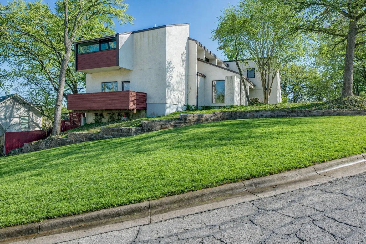 Single Family Residence For Sale in Tarrant County , 1816 Southpark Drive, Arlington, Texas 76013, 4 Bedroom, 3 Bathroom, 2 Garage spaces, 3,242 Sqft, built in 1977, mls#21192613, Real Estate Agent in Arlington, Homes For Sale in Tarrant county, Homes For Sale in Arlington, Realtor in Arlington Texas, Real Estate Brokerage Independent Realty Texas, Luminita Cordes Realtor