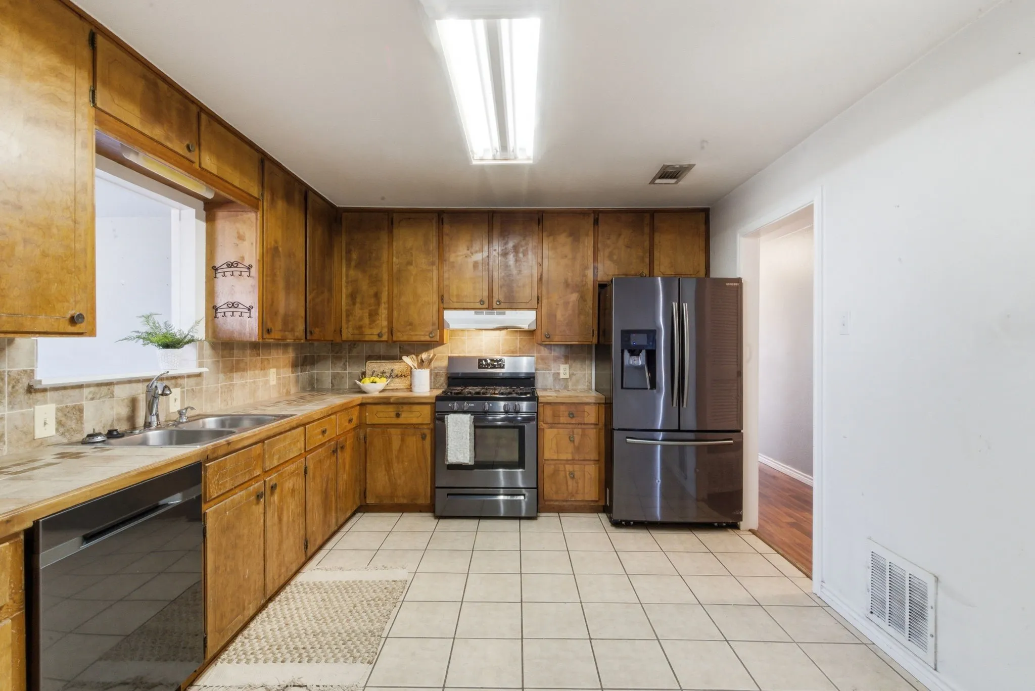 Single Family Residence For Sale in Hamilton County , 504 N Hall Street, Hamilton, Texas 76531, 3 Bedroom, 2 Bathroom, Garage spaces, 1,775 Sqft, built in 1978, mls#21191530, Real Estate Agent in Hamilton, Homes For Sale in Hamilton county, Homes For Sale in Hamilton, Realtor in Hamilton Texas, Real Estate Brokerage Independent Realty Texas, Luminita Cordes Realtor