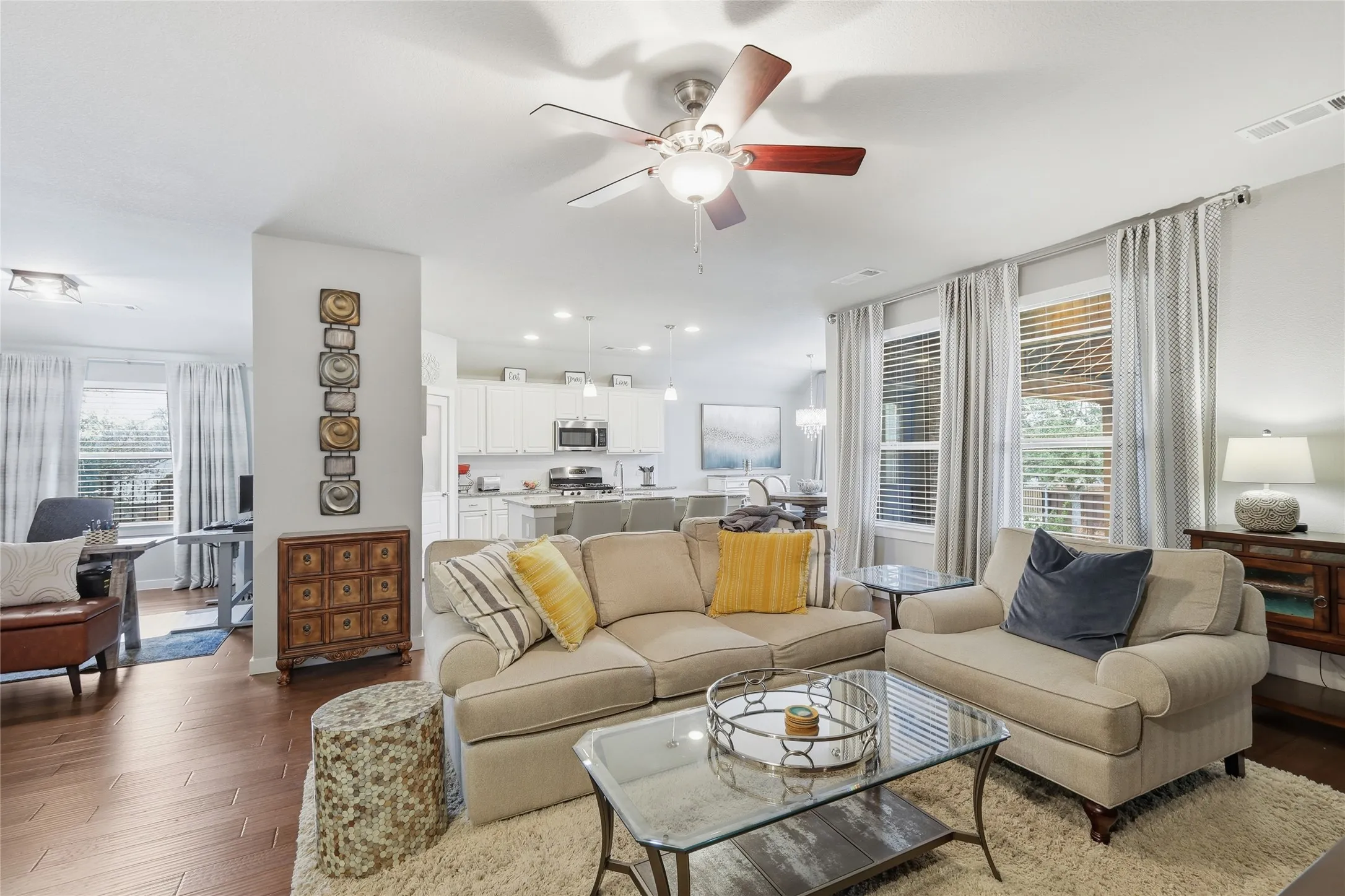 Open Floor Plan w Sunshine