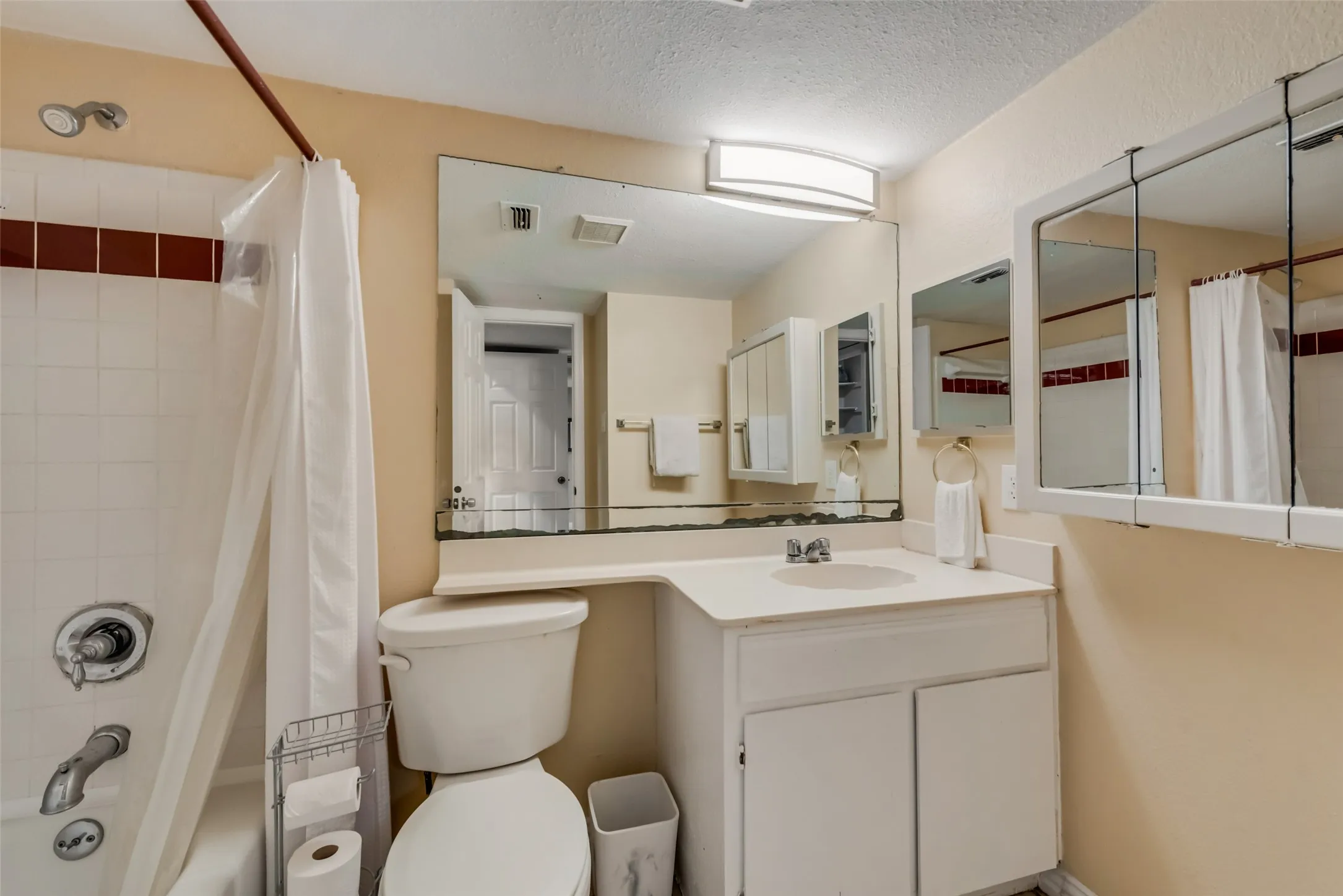 Single Family Residence For Sale in Dallas County , 2101 High Bluff Drive, Garland, Texas 75041, 3 Bedroom, 2 Bathroom, 1 Garage spaces, 1,304 Sqft, built in 1983, mls#21192865, Real Estate Agent in Garland, Homes For Sale in Dallas county, Homes For Sale in Garland, Realtor in Garland Texas, Real Estate Brokerage Independent Realty Texas, Luminita Cordes Realtor